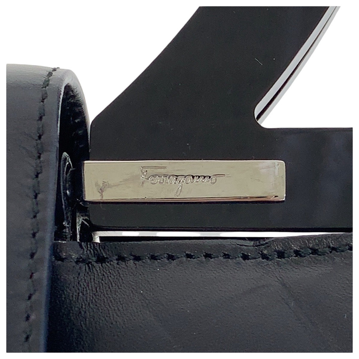 13497
Salvatore Ferragamo サルヴァトーレフェラガモ ガンチーニ ブラック レッド 黒 ゴールド金具 レザー トートバッグ ショルダーバッグ  レディース A26