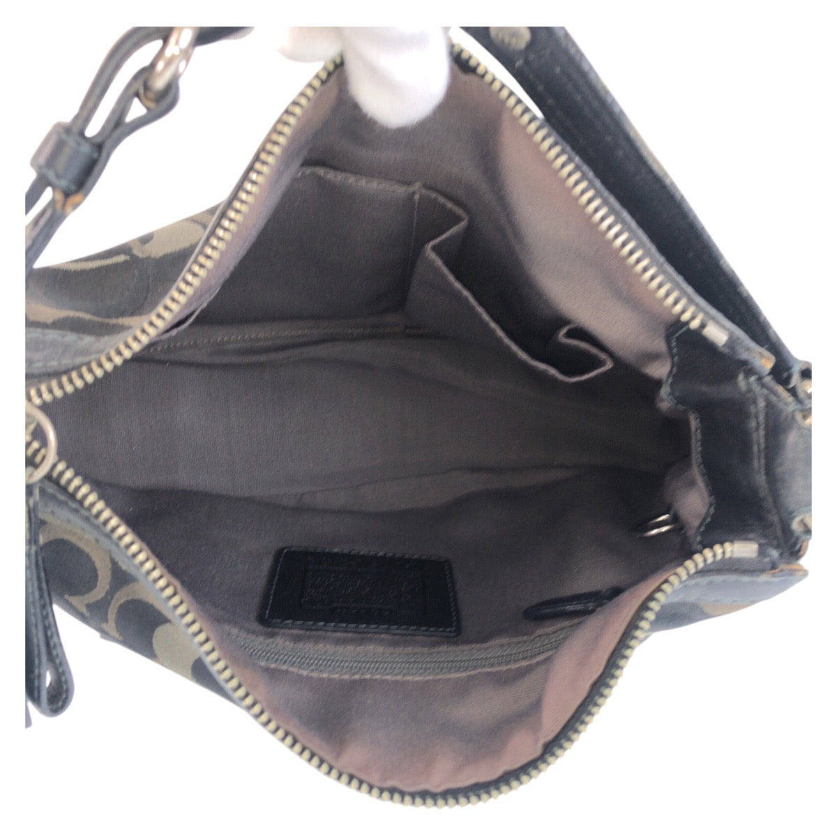 13643
COACH コーチ シグネチャー ブラック 黒 グレー シルバー金具 キャンバス / スウェード ショルダーバッグ  レディース