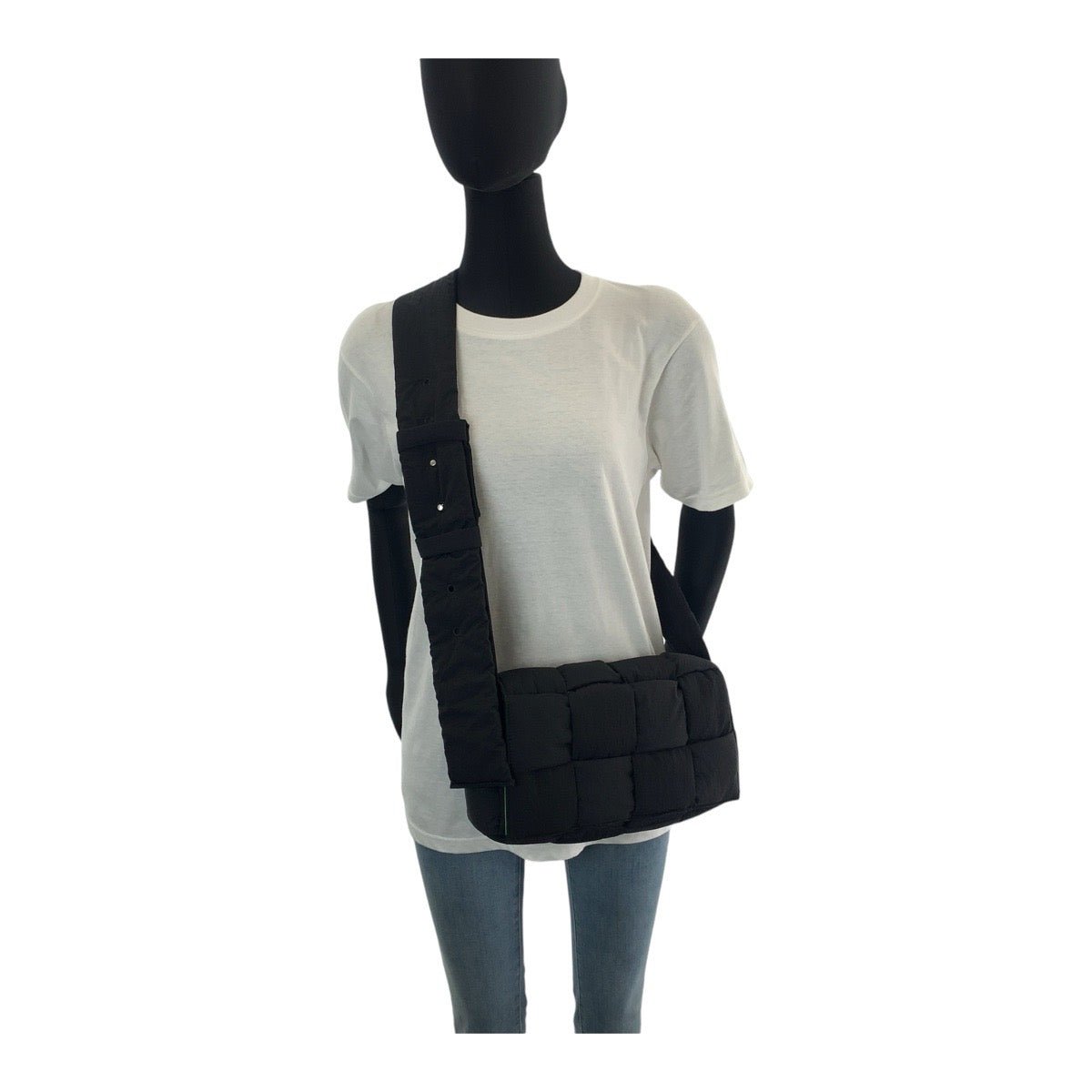 13651
BOTTEGAVENETA ボッテガヴェネタ パデッド テック カセット ブラック 黒 パラキート ナイロン P02847524E クロスボディバッグ ショルダーバッグ 男女兼用  メンズ