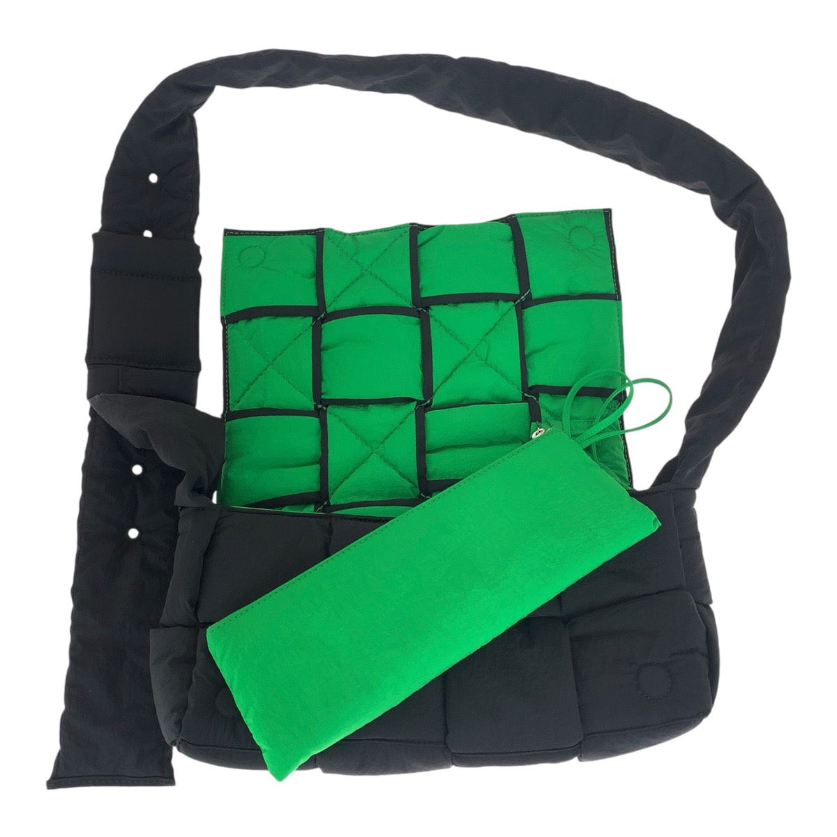 13651
BOTTEGAVENETA ボッテガヴェネタ パデッド テック カセット ブラック 黒 パラキート ナイロン P02847524E クロスボディバッグ ショルダーバッグ 男女兼用  メンズ