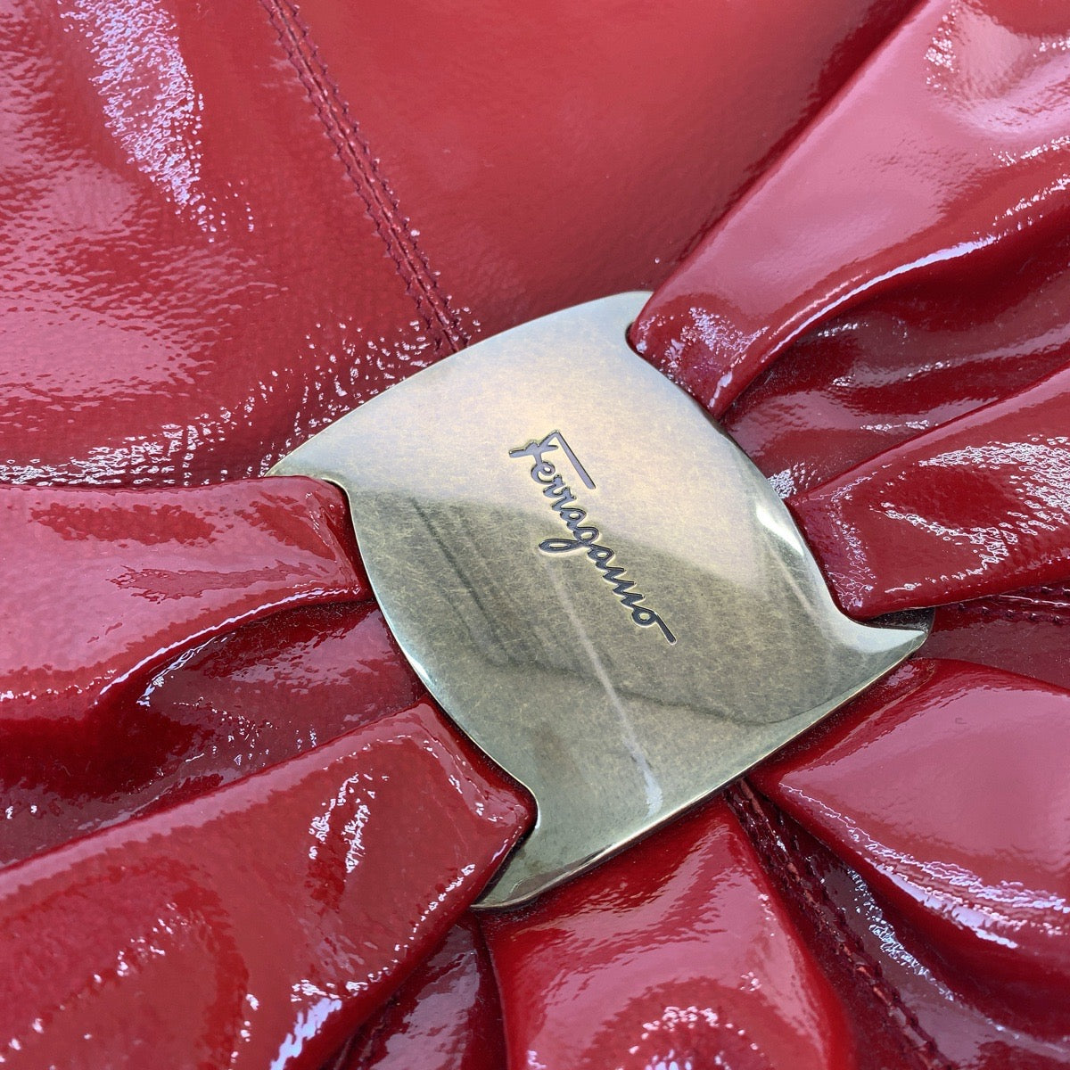 13683
Salvatore Ferragamo サルヴァトーレフェラガモ ヴァラ レッド ゴールド金具 パテントレザー ホーボー ショルダーバッグ ハンドバッグ 2way  レディース