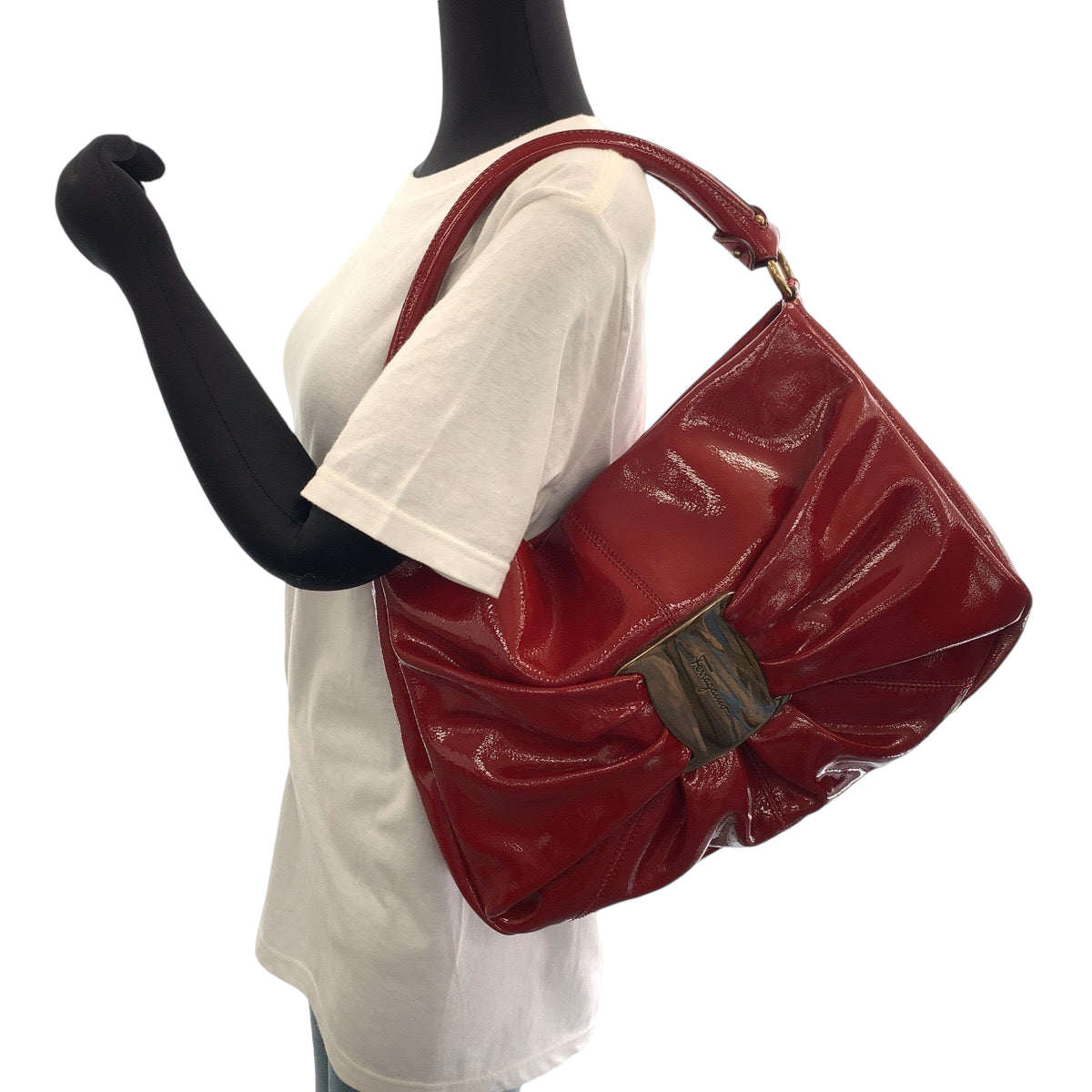 13683
Salvatore Ferragamo サルヴァトーレフェラガモ ヴァラ レッド ゴールド金具 パテントレザー ホーボー ショルダーバッグ ハンドバッグ 2way  レディース