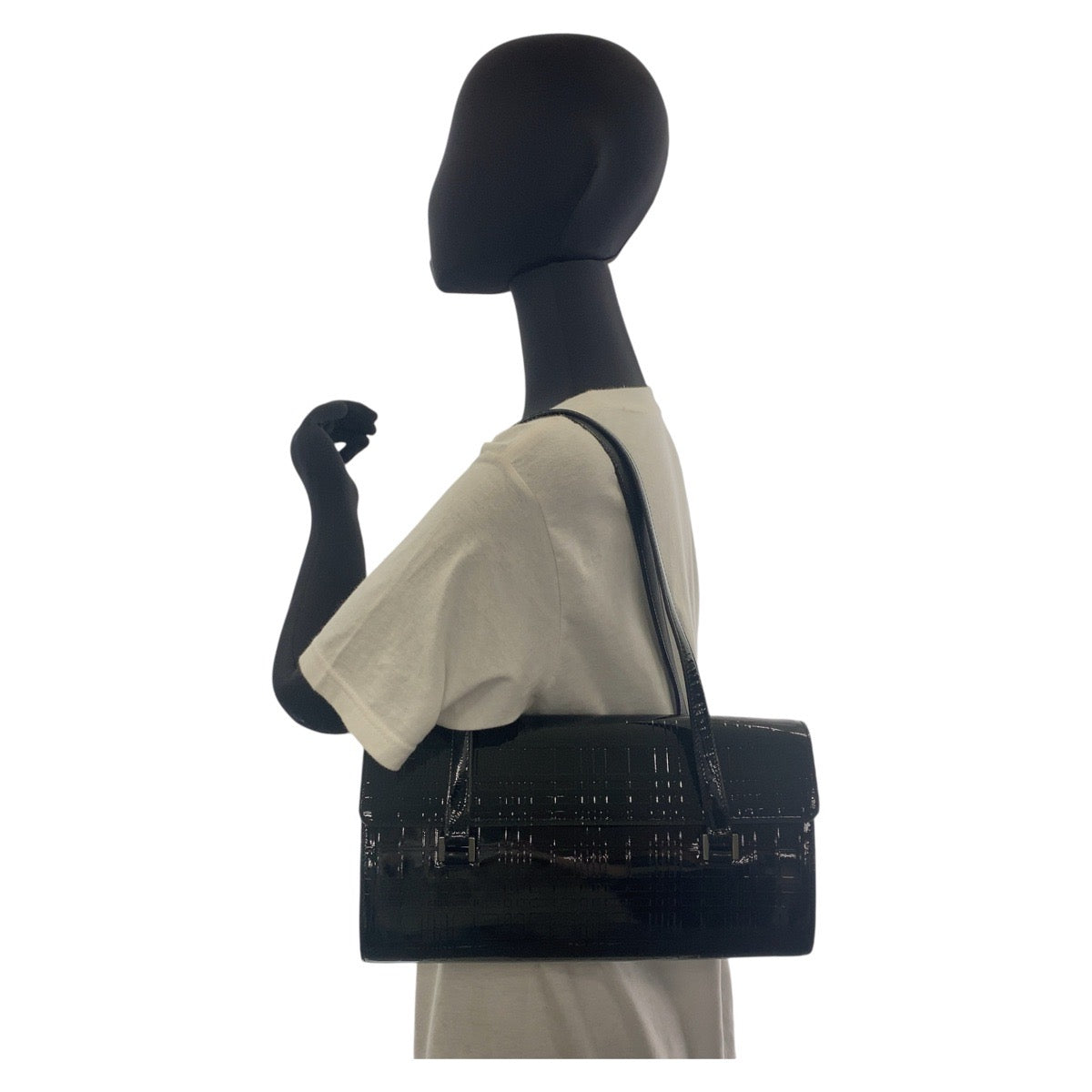 17981
BURBERRY バーバリー チェック柄 型押し ブラック 黒 シルバー金具 ショルダーバッグ  レディース A40