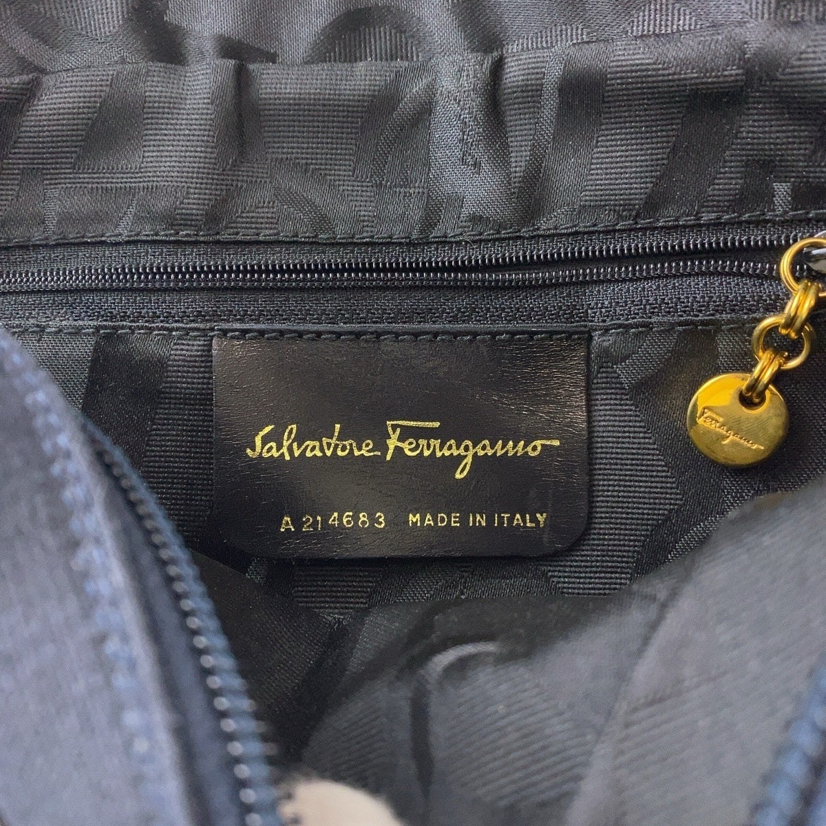 13686
Salvatore Ferragamo サルヴァトーレフェラガモ ヴァラ ネイビー ゴールド金具 キャンバス / レザー ショルダーバッグ ポシェット  レディース