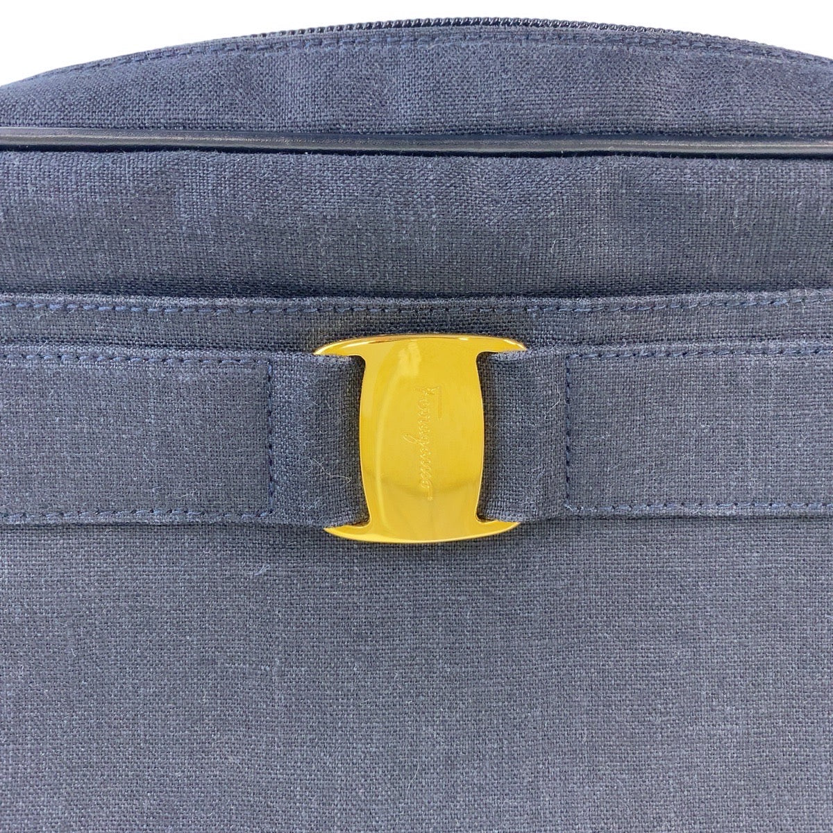 13686
Salvatore Ferragamo サルヴァトーレフェラガモ ヴァラ ネイビー ゴールド金具 キャンバス / レザー ショルダーバッグ ポシェット  レディース