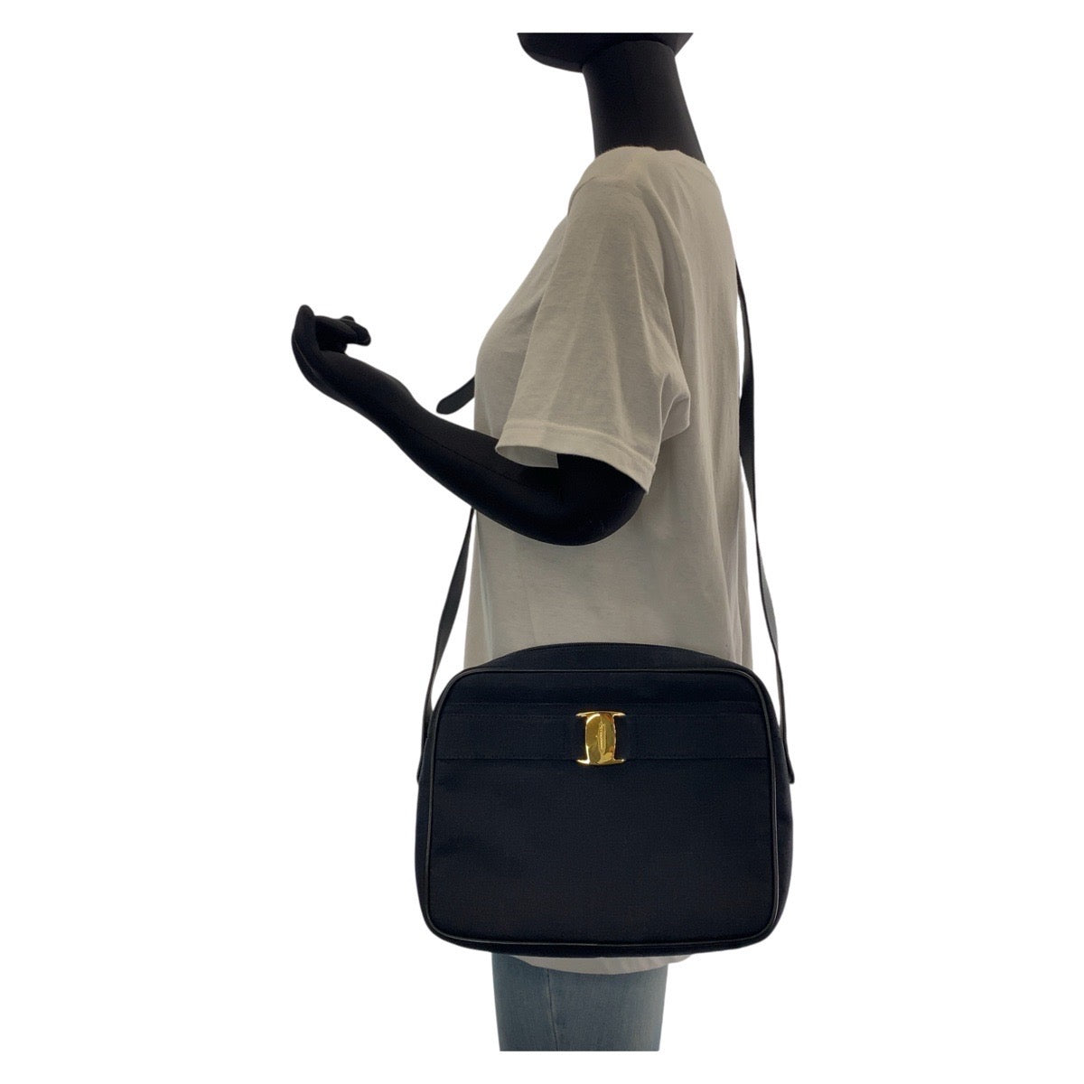13686
Salvatore Ferragamo サルヴァトーレフェラガモ ヴァラ ネイビー ゴールド金具 キャンバス / レザー ショルダーバッグ ポシェット  レディース