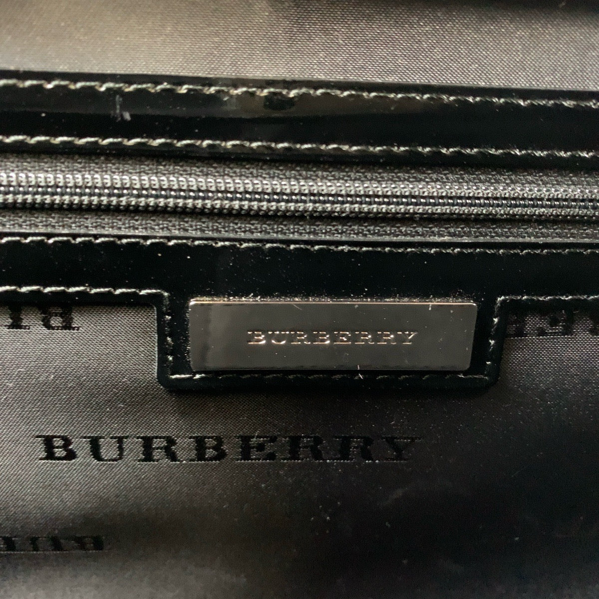17980
BURBERRY バーバリー チェック柄 型押し ブラック 黒 シルバー金具 パテントレザー トートバック ショルダーバッグ  レディース A40