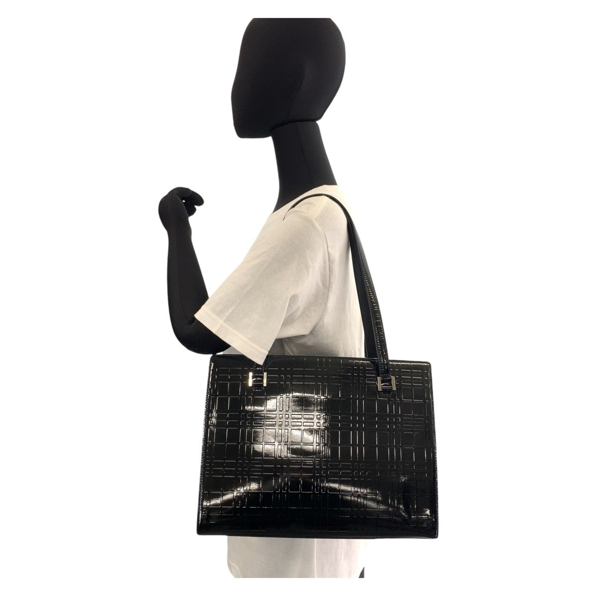 17980
BURBERRY バーバリー チェック柄 型押し ブラック 黒 シルバー金具 パテントレザー トートバック ショルダーバッグ  レディース A40