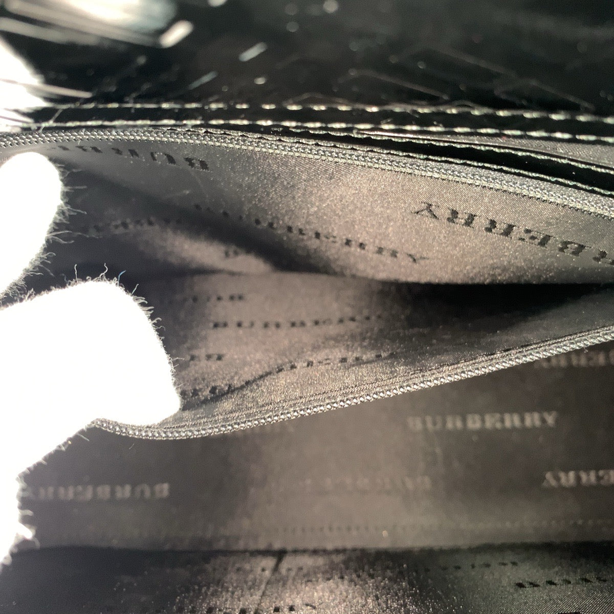 17980
BURBERRY バーバリー チェック柄 型押し ブラック 黒 シルバー金具 パテントレザー トートバック ショルダーバッグ  レディース A40