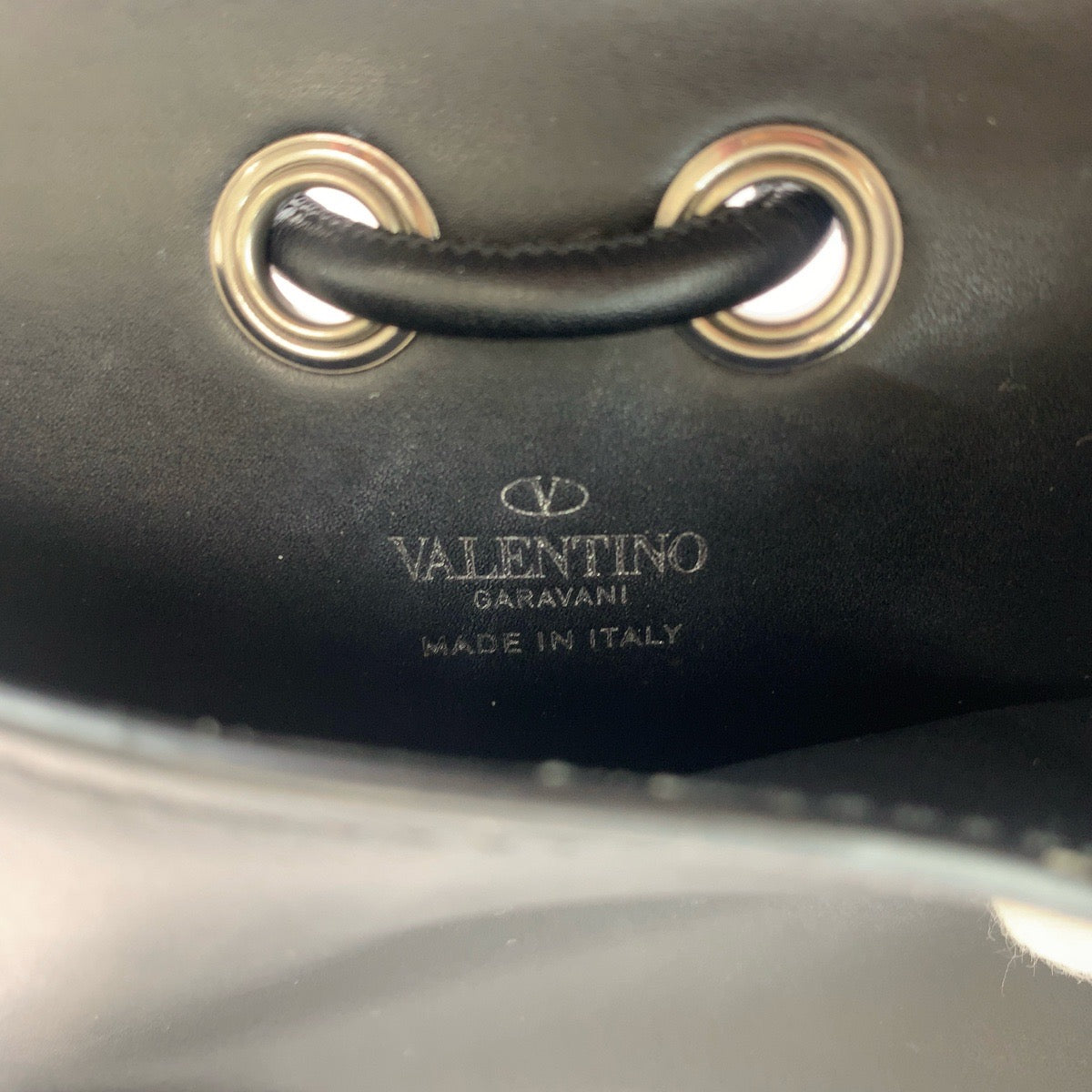 13698
VALENTINO ヴァレンティノ VLTN ロゴ ブラック 黒 ホワイト シルバー金具 レザー UY2P0Q83LVN ショルダーバッグ ポシェット  メンズ