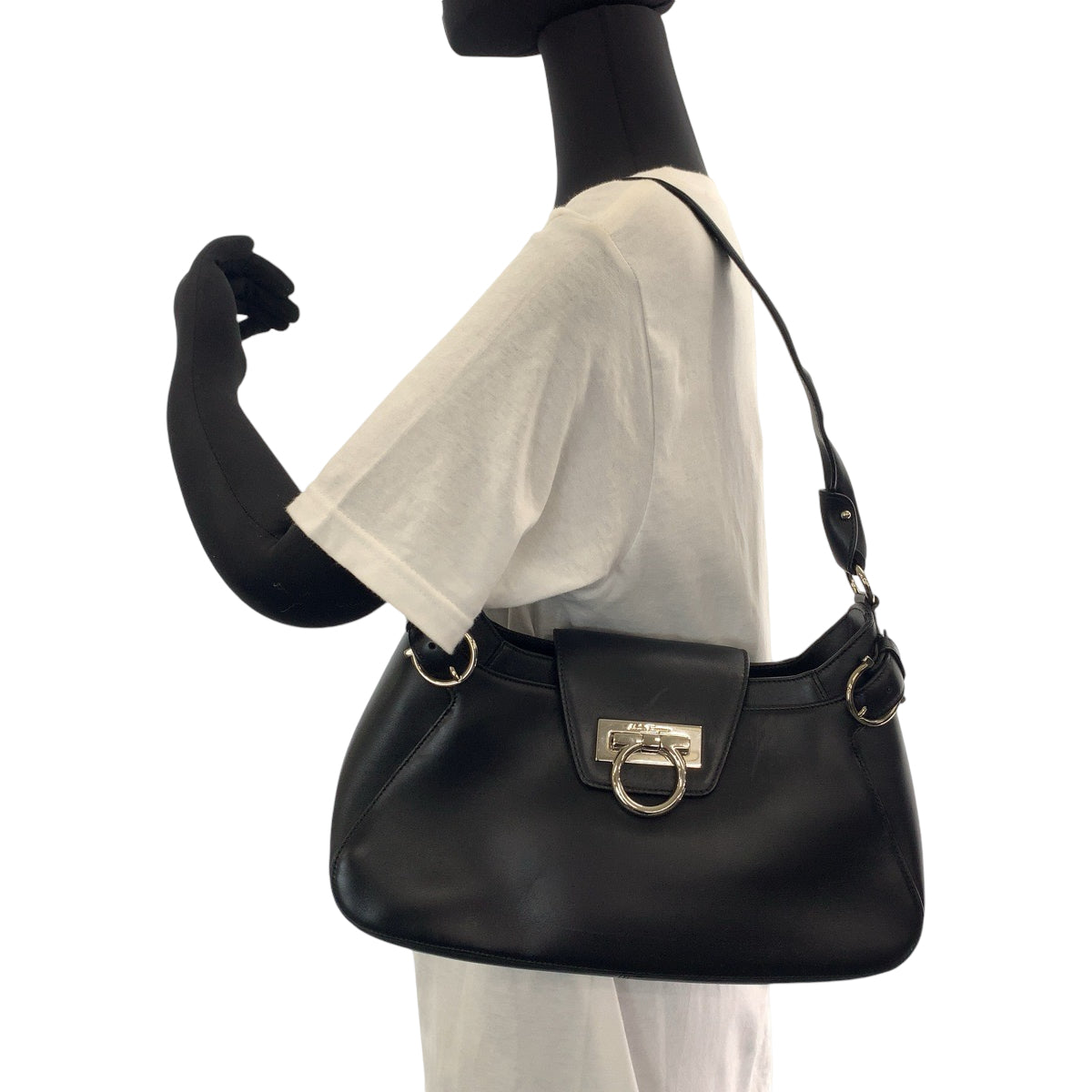 13714
Salvatore Ferragamo サルヴァトーレフェラガモ ガンチーニ ブラック 黒 シルバー金具 レザー AU21 4861 ホーボー ショルダーバッグ  レディース