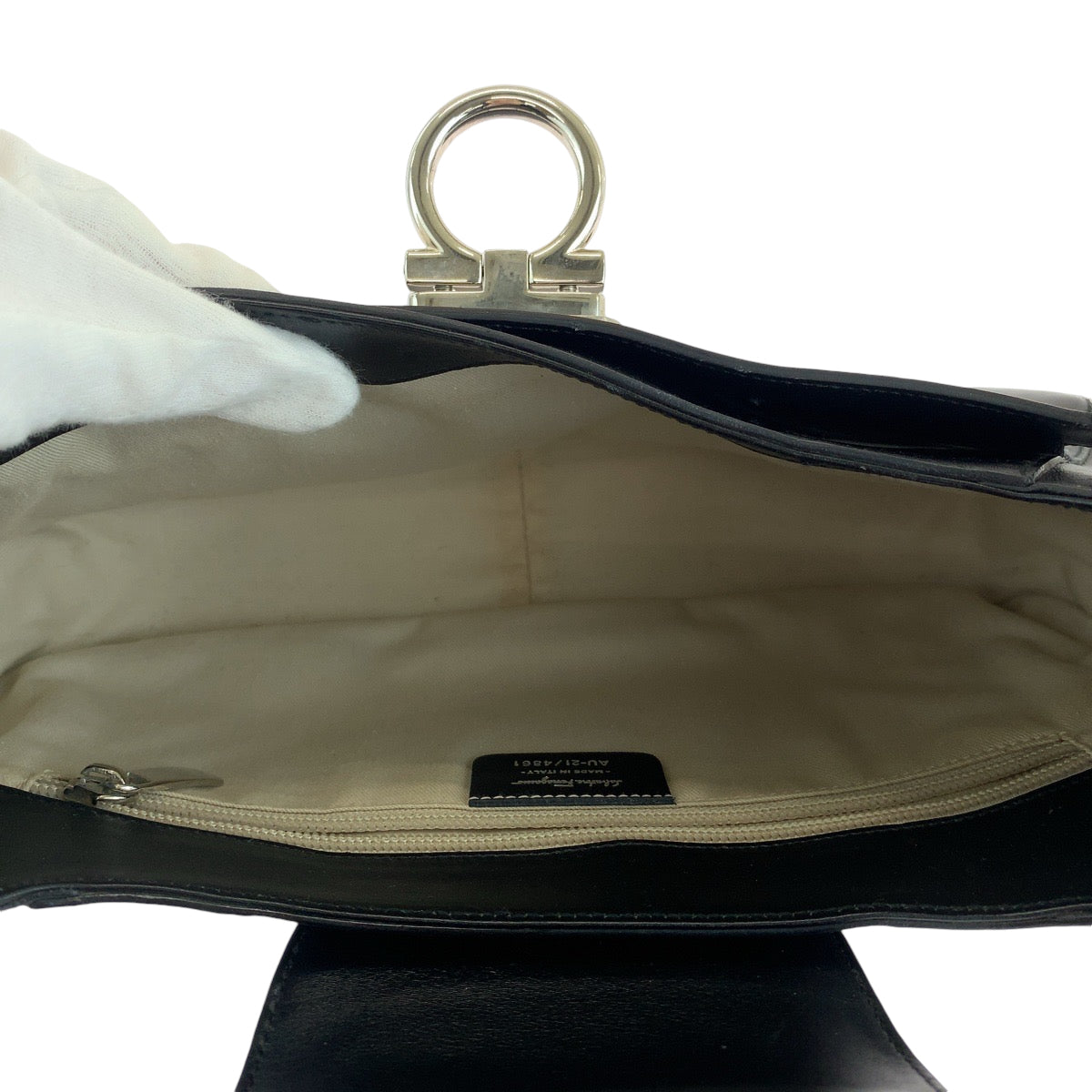 13714
Salvatore Ferragamo サルヴァトーレフェラガモ ガンチーニ ブラック 黒 シルバー金具 レザー AU21 4861 ホーボー ショルダーバッグ  レディース