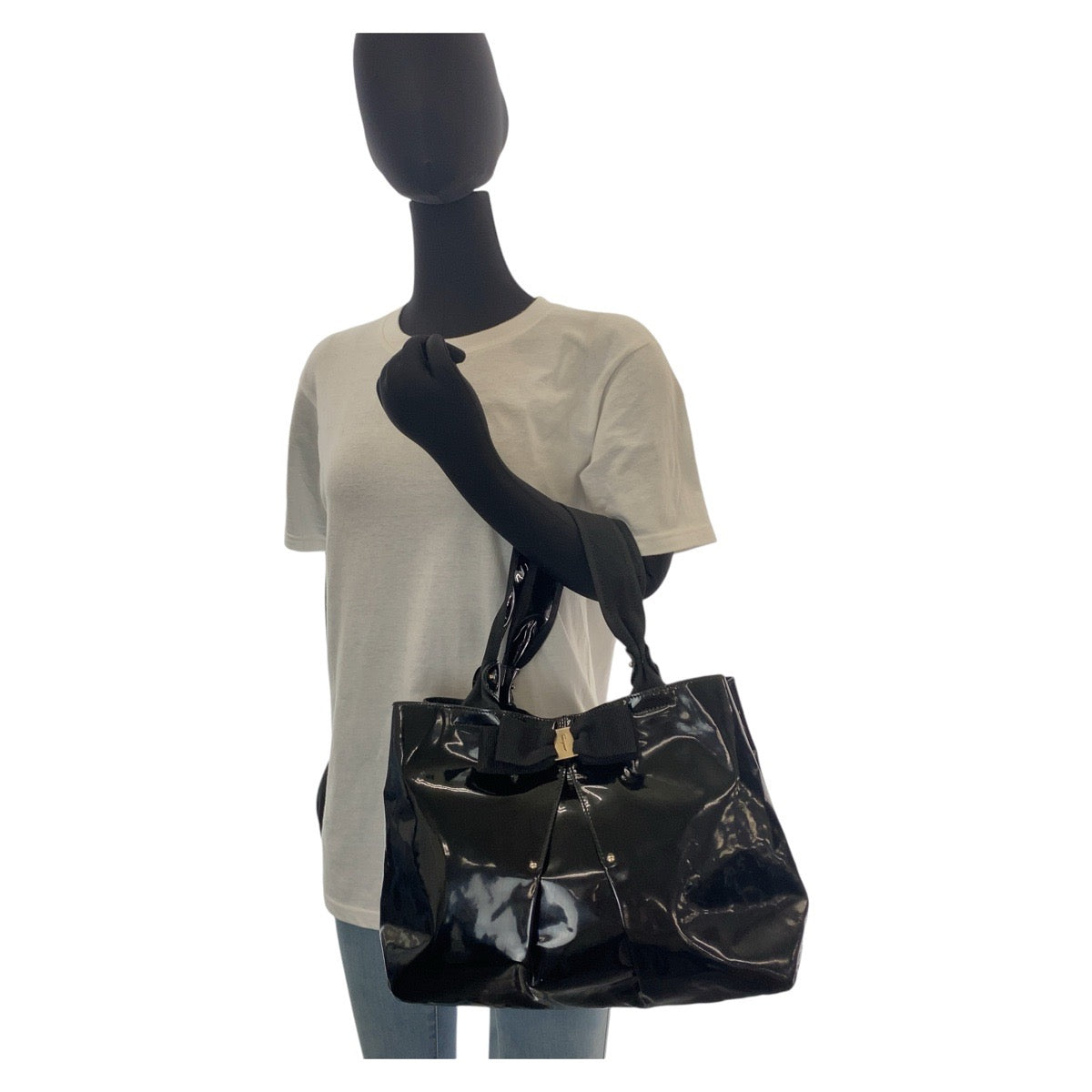 14202
Salvatore Ferragamo サルヴァトーレフェラガモ ヴァラリボン ブラック 黒 ゴールド金具 パテントレザー ハンドバッグ トートバッグ  レディース