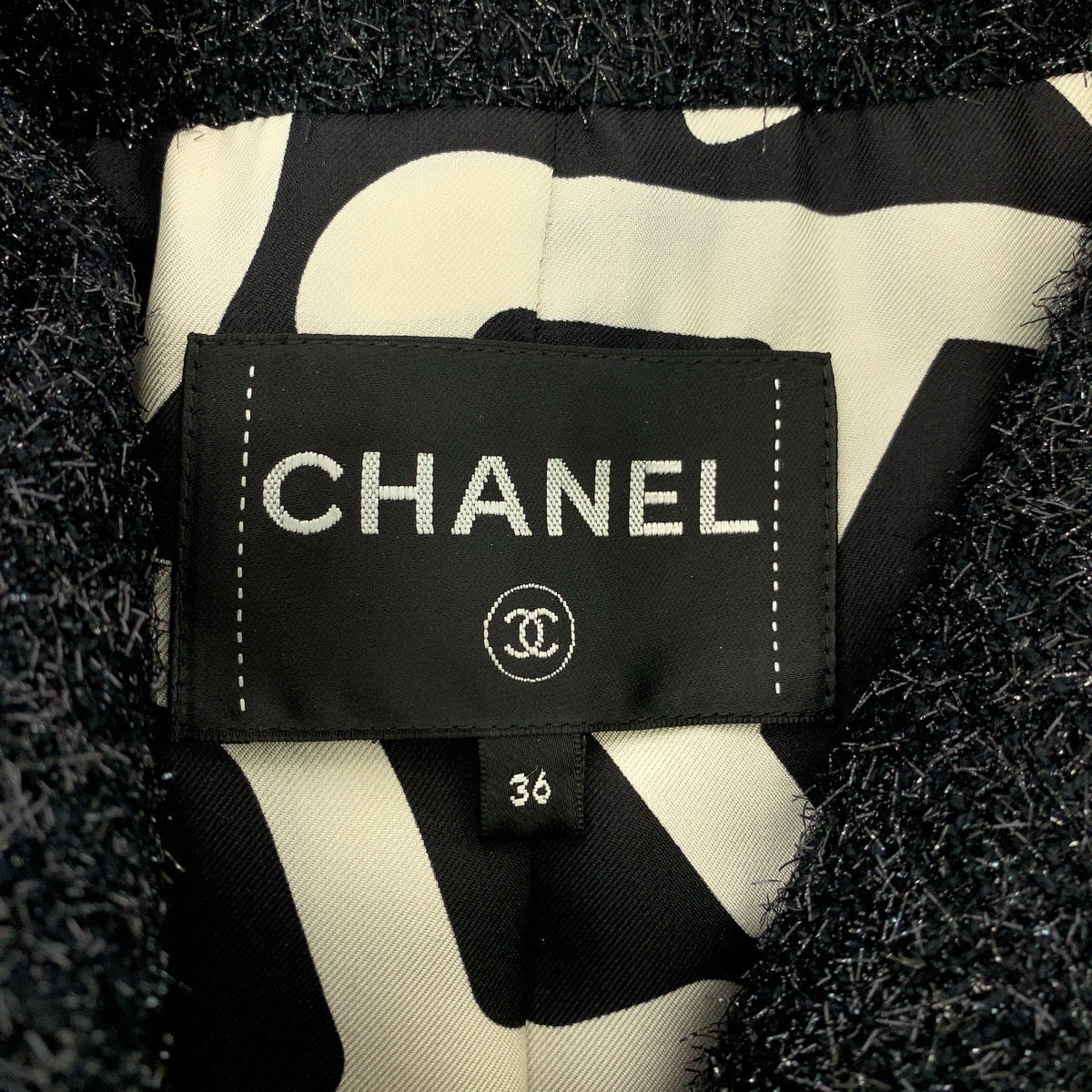 13774
CHANEL シャネル ラメ フェザー ココマーク サイズ36 ブラック 黒 ガンメタ金具 コットン / ポリエステル P71194V48297 短丈 ショート丈 テーラードジャケット レディース SA278