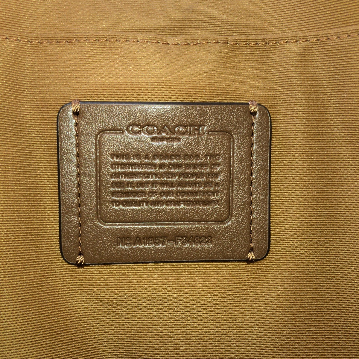 13799
COACH コーチ レクシー ホワイト 白 ゴールド金具 レザー 斜め掛け ショルダーバッグ メッセンジャーバッグ  レディース