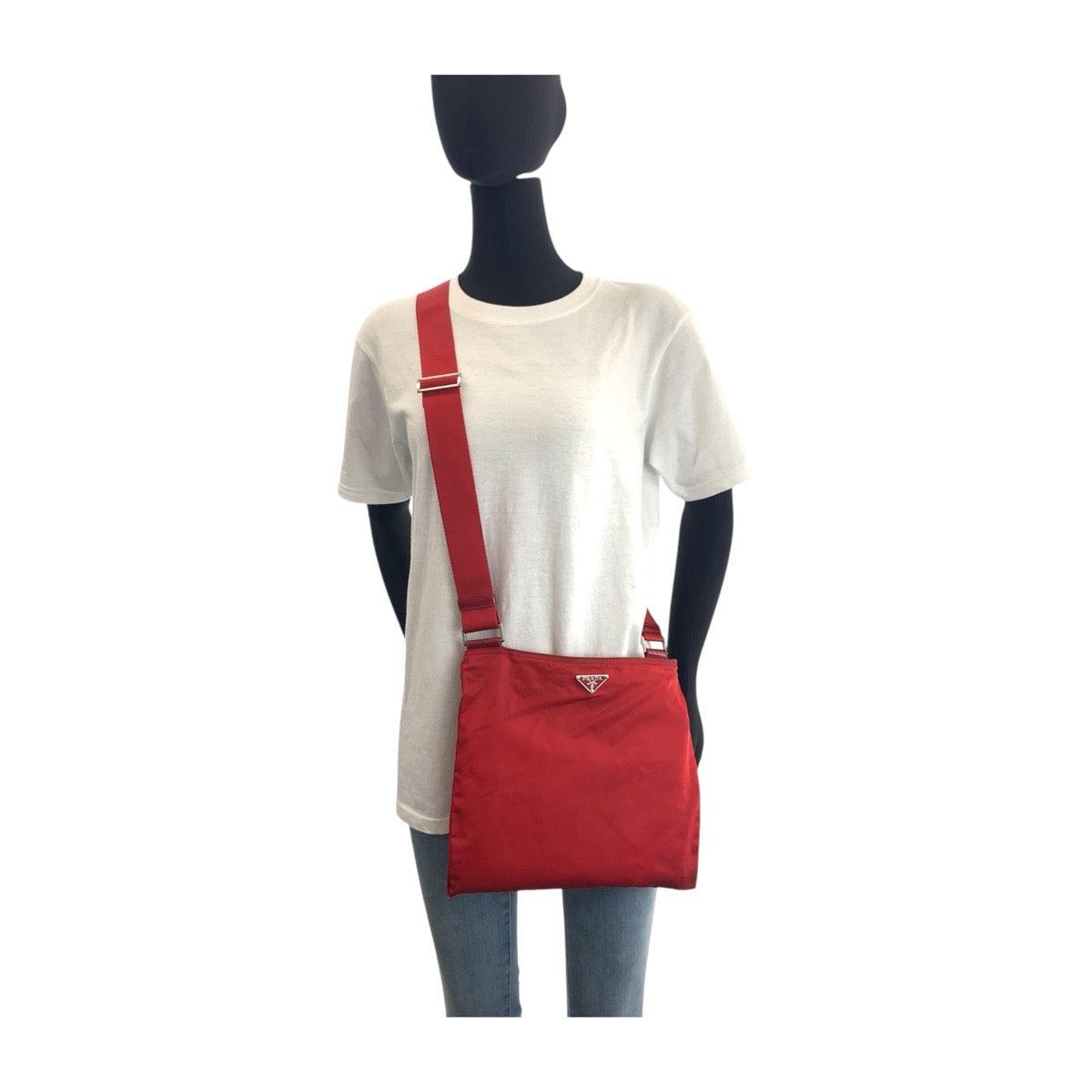 18017
PRADA プラダ テスート 三角ロゴプレート レッド シルバー金具 ナイロン 斜め掛け ショルダーバッグ  レディース AB33