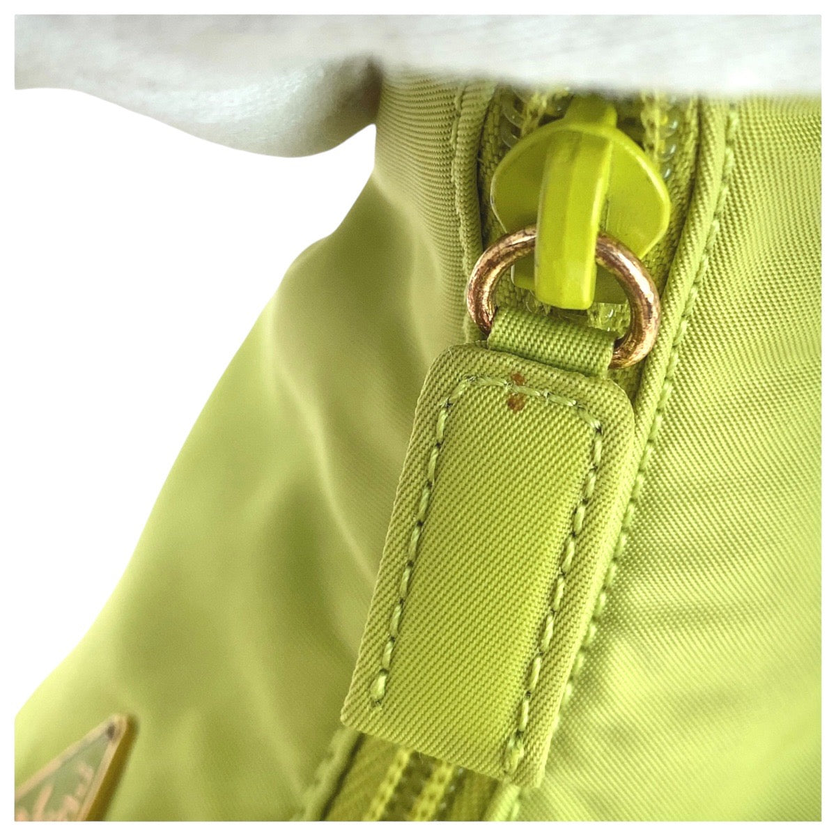 13916
PRADA プラダ テスート 三角プレート グリーン ゴールド金具 ナイロン ホーボー アクセサリーポーチ ハンドバッグ  レディース