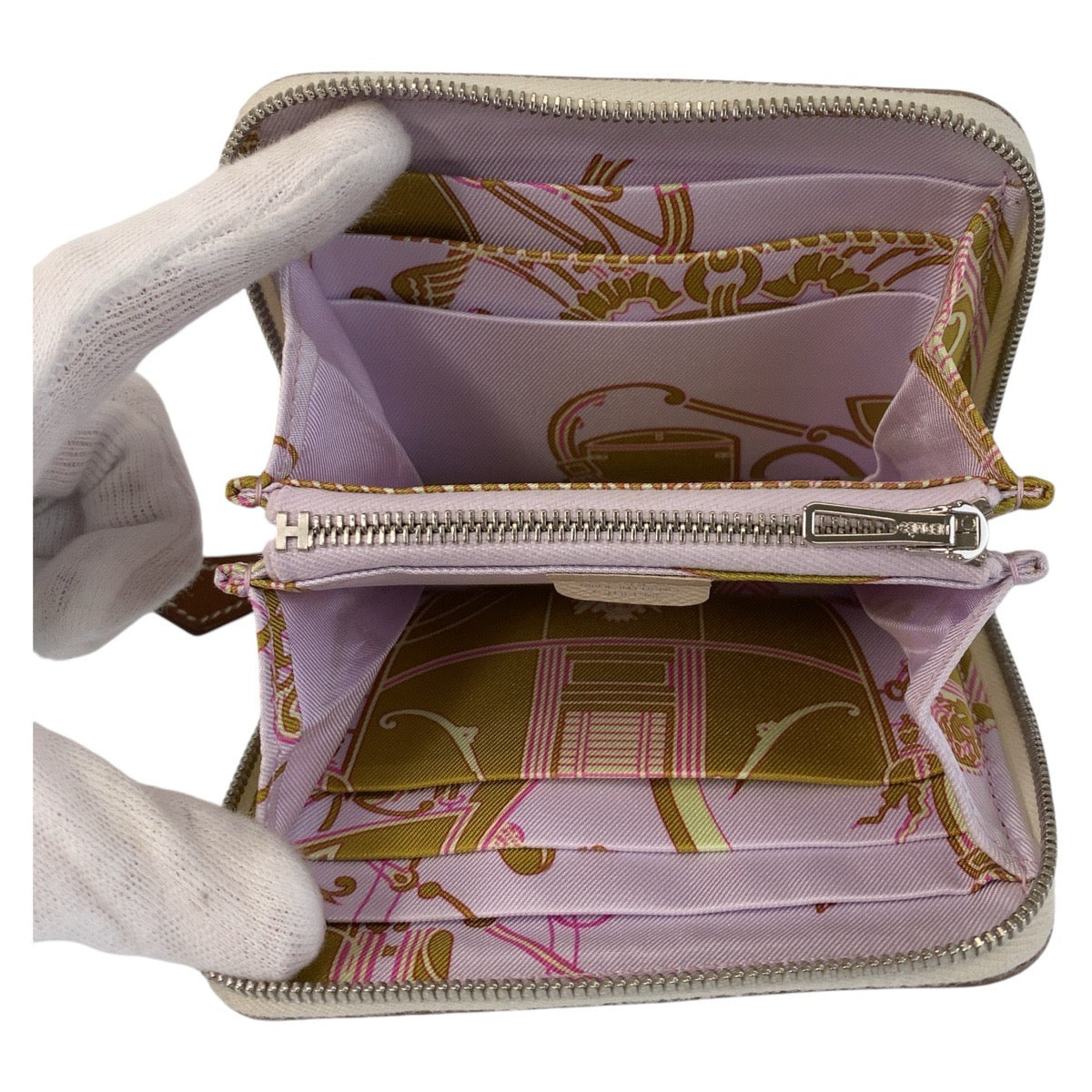 15674
HERMES エルメス アザップ シルクイン コンパクト クレ ホワイト モーヴ シルバー金具 ヴォーエプソン / シルク 折財布 コンパクトウォレット s刻印  レディース