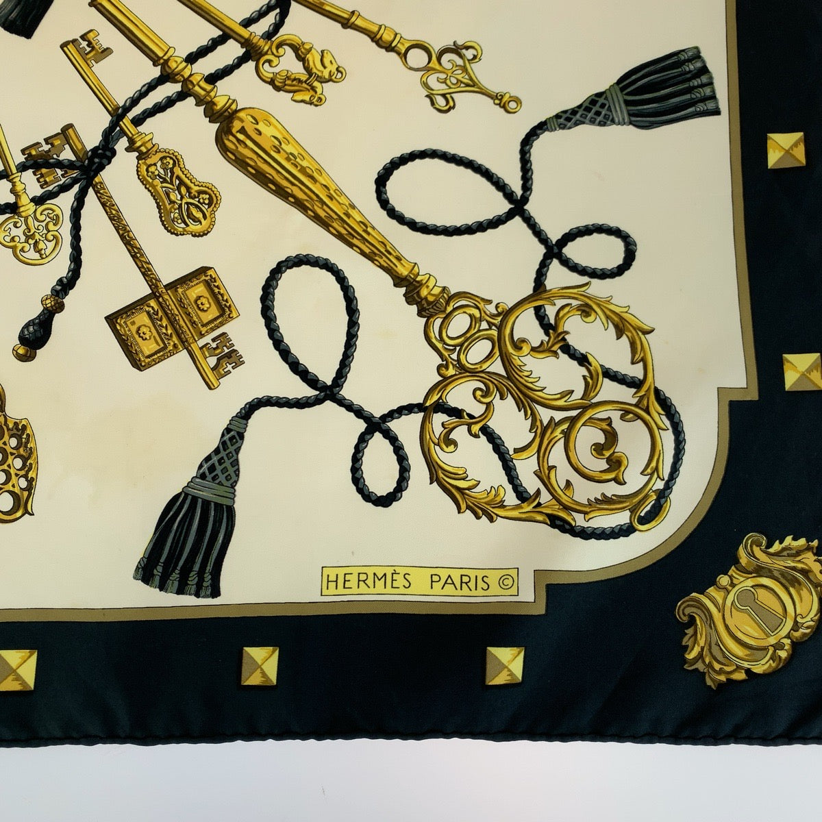 13968
HERMES エルメス カレ90 LES CLES 鍵柄 ブラック マルチカラー シルク スカーフ 大判スカーフ  レディース
