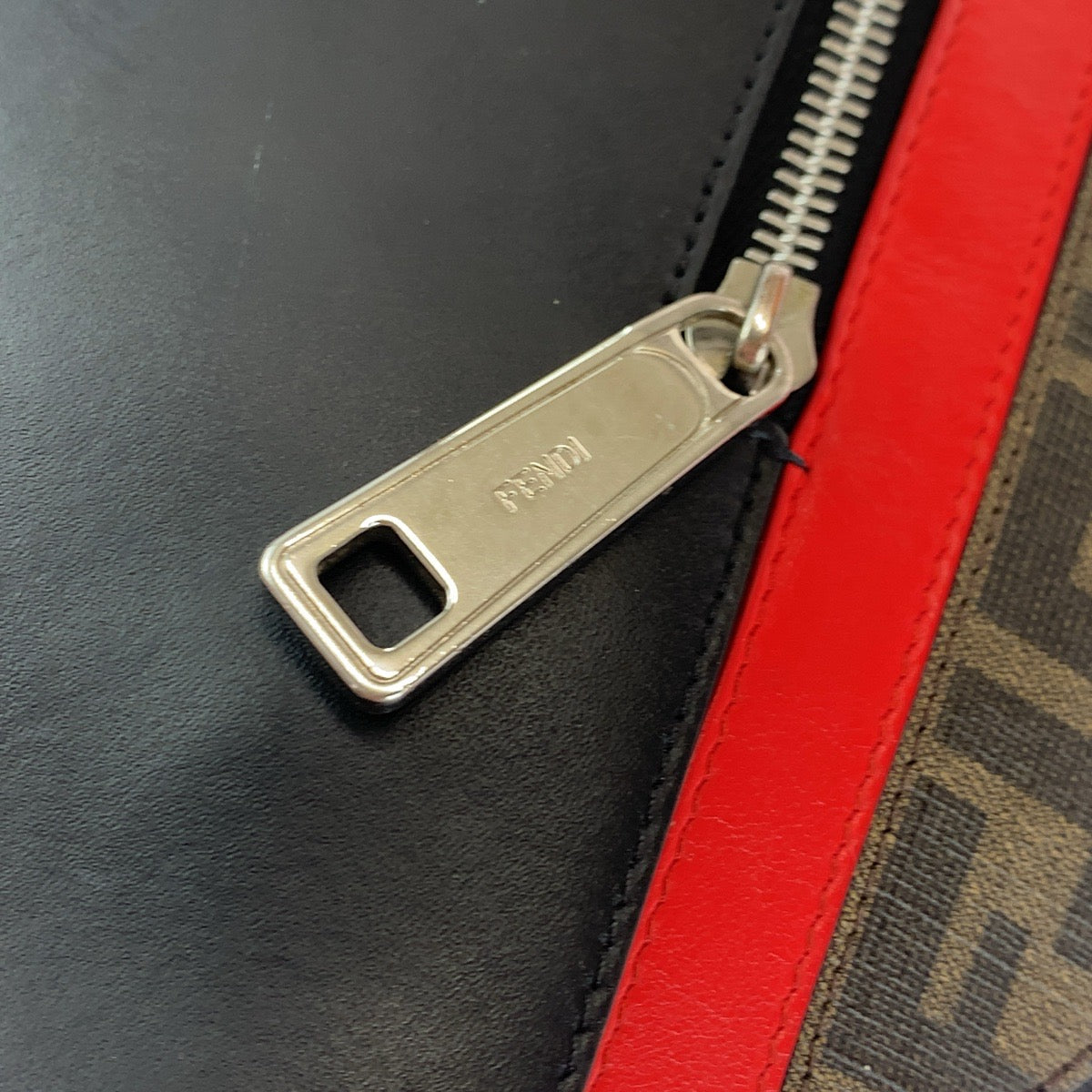 14509
FENDI フェンディ ダイアゴナル ブラウン レッド シルバー金具 PVC 7VA470 A9XS クラッチバッグ セカンドバッグ  メンズ