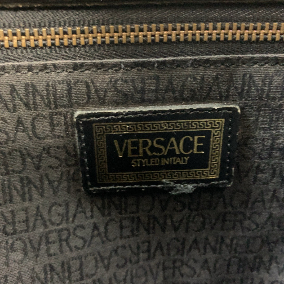 14521
VERSACE ヴェルサーチ ヴィンテージ サンバースト 型押しレザー ブラック 黒 ゴールド金具 レザー ハンドバッグ ショルダーバッグ  レディース
