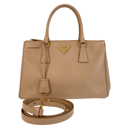 14605
PRADA プラダ サフィアーノ ガレリア 三角ロゴプレート ベージュ ゴールド金具 レザー ハンドバッグ 斜め掛け ショルダーバッグ 2way  レディース AB55