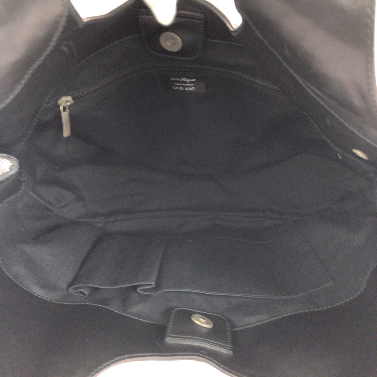 14617
Salvatore Ferragamo サルヴァトーレフェラガモ 型押し ブラック 黒 シルバー金具 レザー AQ21 ホーボー ショルダーバッグ 肩掛け  レディース A17