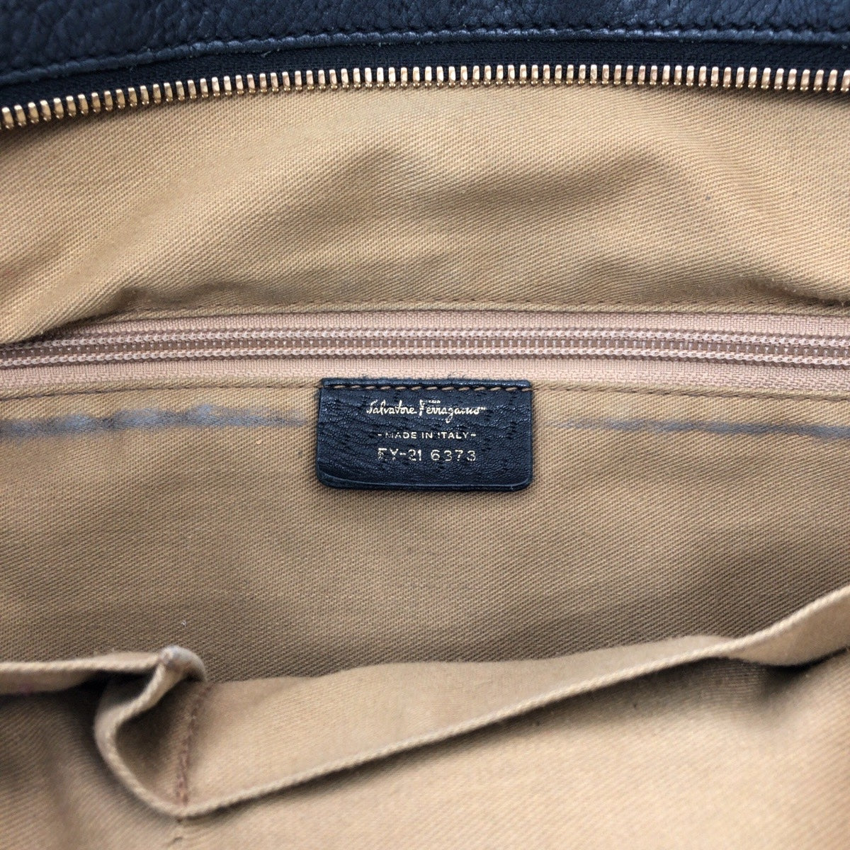 14754
Salvatore Ferragamo サルヴァトーレフェラガモ ガンチーニ ブラック 黒 ゴールド金具 レザー ハンドバッグ ショルダーバッグ  レディース