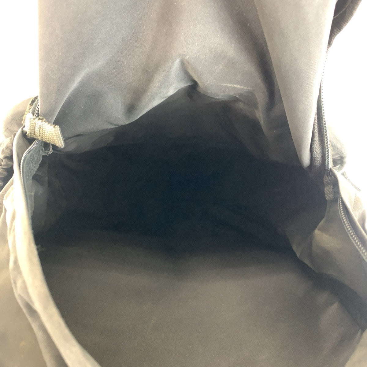 14759
PRADA プラダ テスート 三角ロゴプレート ブラック 黒 シルバー金具 ナイロン リュック・デイパック バックパック 男女兼用  レディース