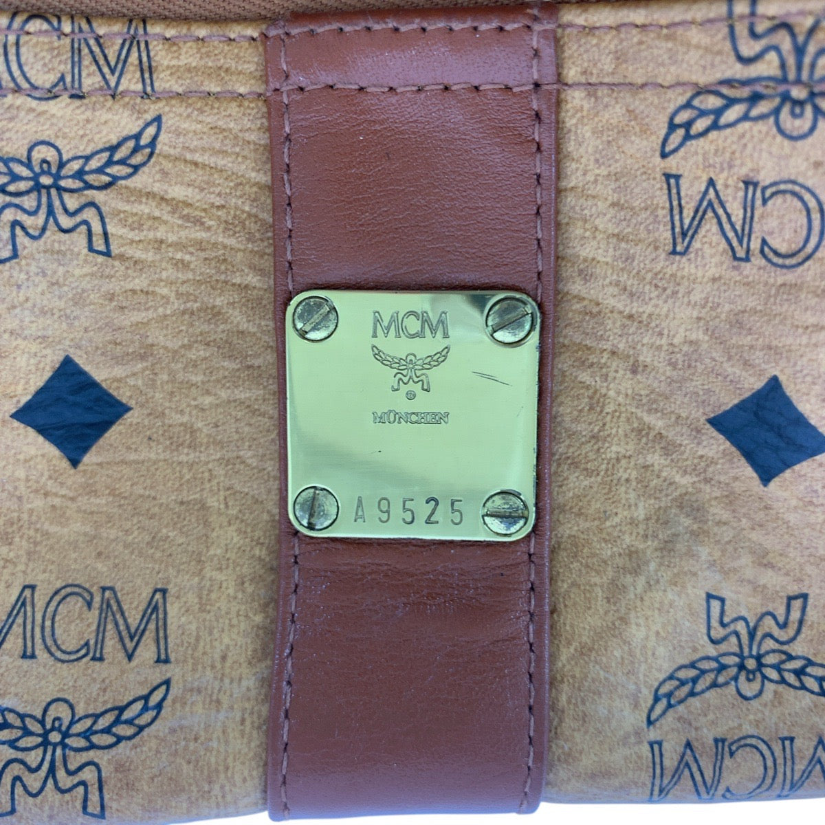 14768
MCM エム シー エム ヴィセトス ブラウン ゴールド金具 レザー ボディバッグ ウエストバッグ 男女兼用  レディース