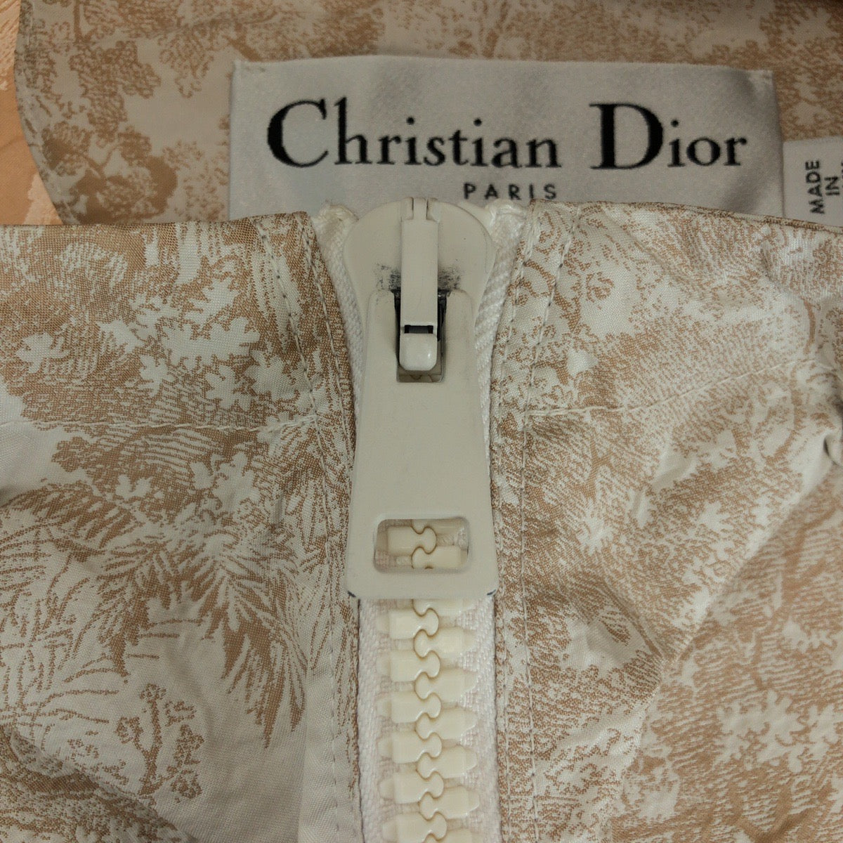 14833
Dior ディオール トワル ドゥ ジュイ テクニカル タフタ BEE刺繍 サイズXS ピンクベージュ ホワイト金具 ポリエステル 027C10A2826 ジャケット プルオーバー マウンテンパーカー フーディー  レディース