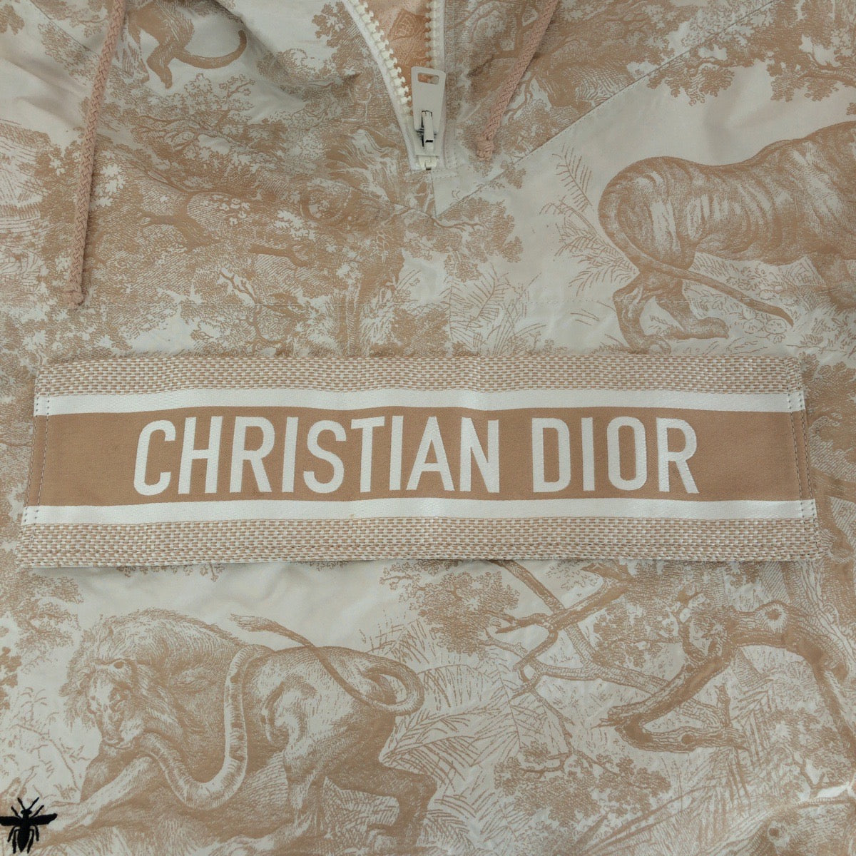 14833
Dior ディオール トワル ドゥ ジュイ テクニカル タフタ BEE刺繍 サイズXS ピンクベージュ ホワイト金具 ポリエステル 027C10A2826 ジャケット プルオーバー マウンテンパーカー フーディー  レディース