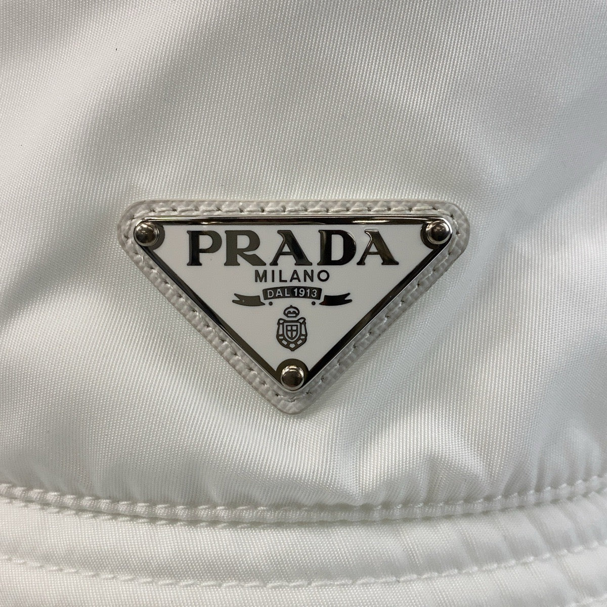 14853
PRADA プラダ テスート 三角ロゴプレート ホワイト 白 シルバー金具 ナイロン バケットハット  レディース A35