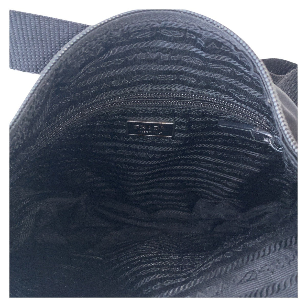 15008
PRADA プラダ テスート 三角ロゴプレート ブラック 黒 シルバー金具 ナイロン 斜め掛け ショルダーバッグ 男女兼用  メンズ AB38