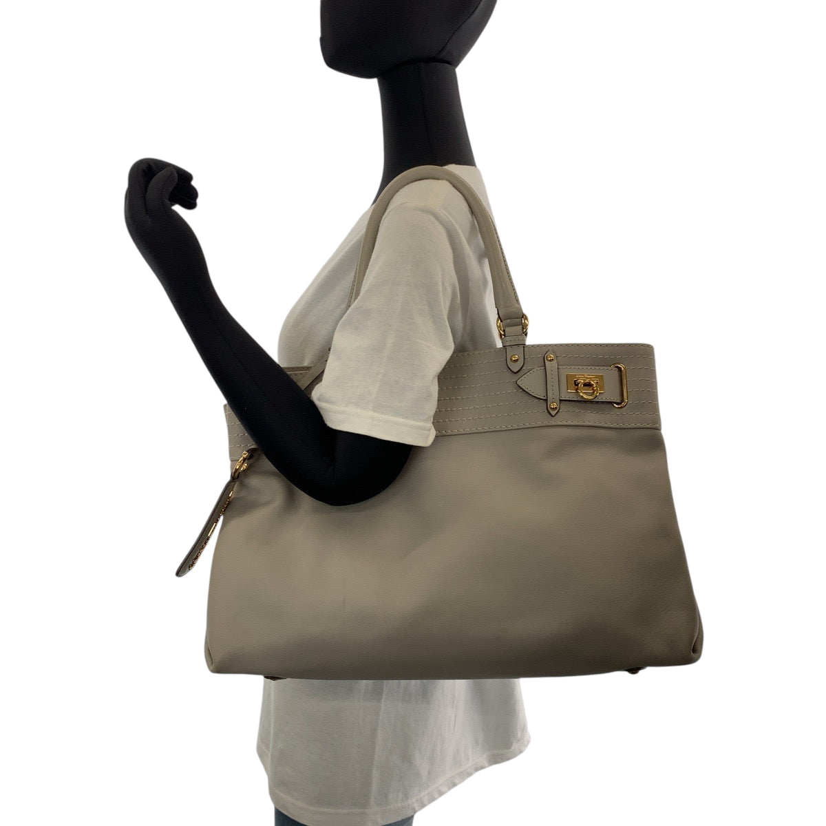 15068
Salvatore Ferragamo サルヴァトーレフェラガモ ガンチーニ ライトグレー ゴールド金具 レザー トートバッグ ショルダーバッグ ハンドバッグ 2way  レディース ABP22