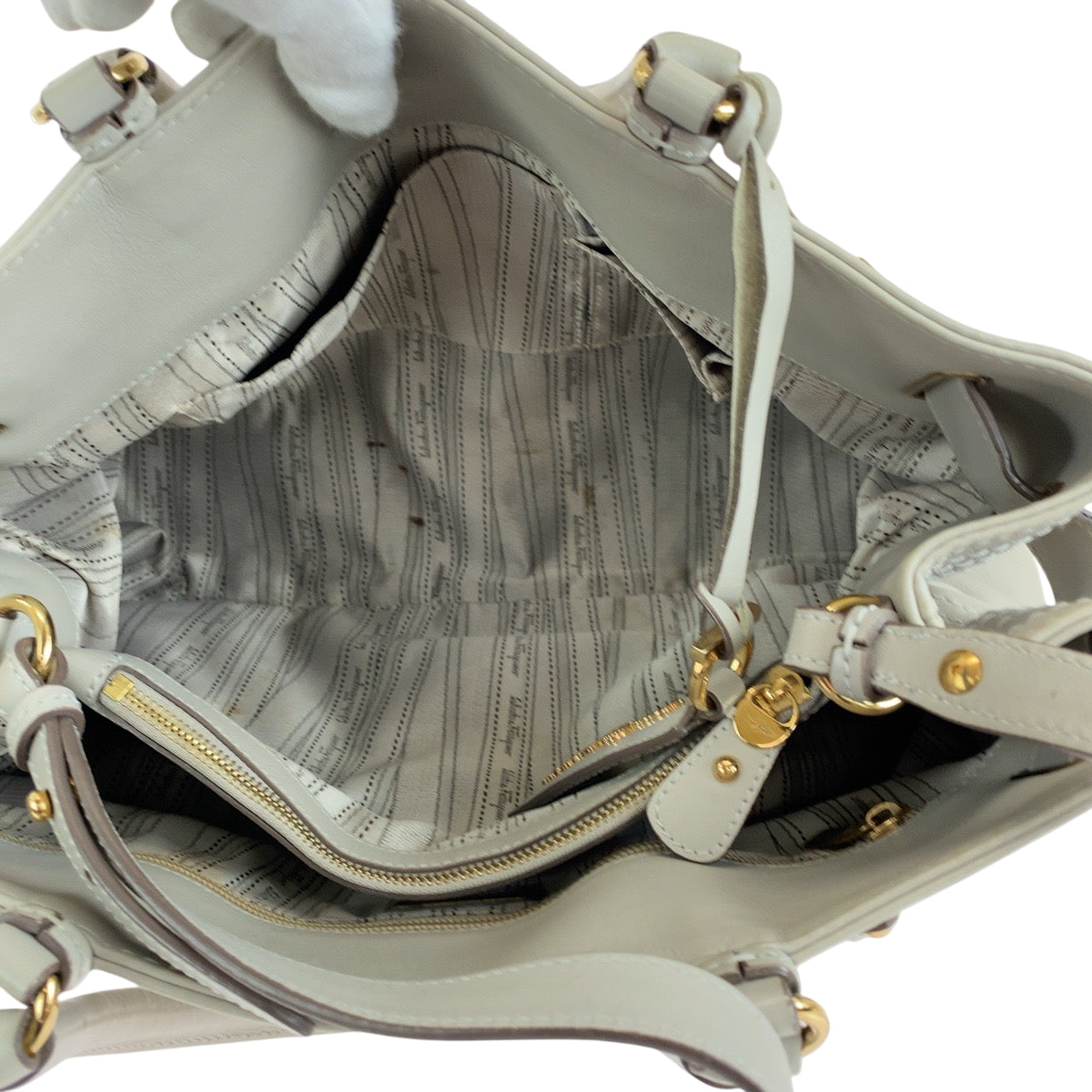 15068
Salvatore Ferragamo サルヴァトーレフェラガモ ガンチーニ ライトグレー ゴールド金具 レザー トートバッグ ショルダーバッグ ハンドバッグ 2way  レディース ABP22
