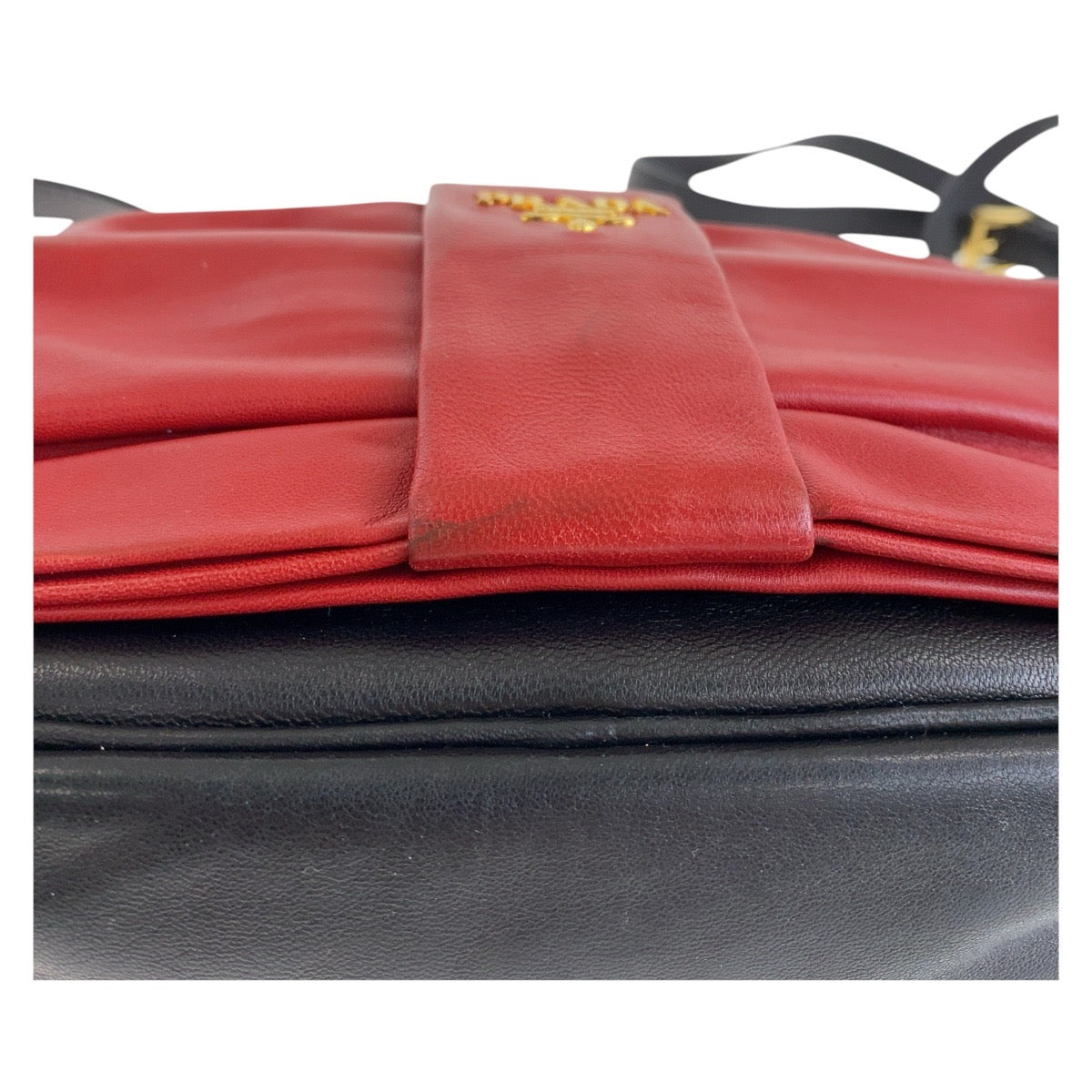 15092
PRADA プラダ リボン レッド ブラック 黒 ゴールド金具 レザー ショルダーバッグ ポシェット レディース ABP41
