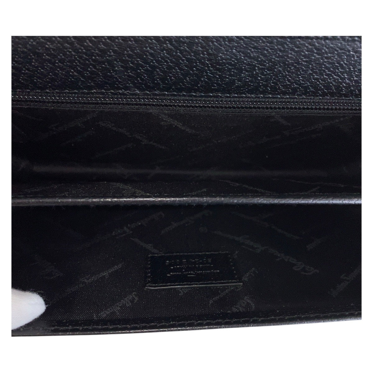 15166
Salvatore Ferragamo サルヴァトーレフェラガモ ブラック 黒 ゴールド金具 レザー セカンドバッグ クラッチバッグ  メンズ