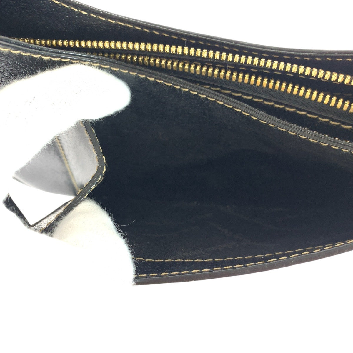 15169
Salvatore Ferragamo サルヴァトーレフェラガモ ガンチーニ ブラック 黒 ゴールド金具 レザー ショルダーバッグ  レディース
