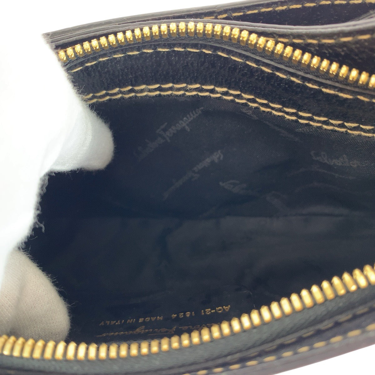 15169
Salvatore Ferragamo サルヴァトーレフェラガモ ガンチーニ ブラック 黒 ゴールド金具 レザー ショルダーバッグ  レディース