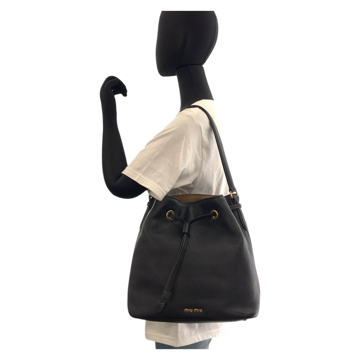 15205
Miu Miu ミュウ ミュウ ブラック 黒 ゴールド金具 レザー ショルダーバッグ  レディース