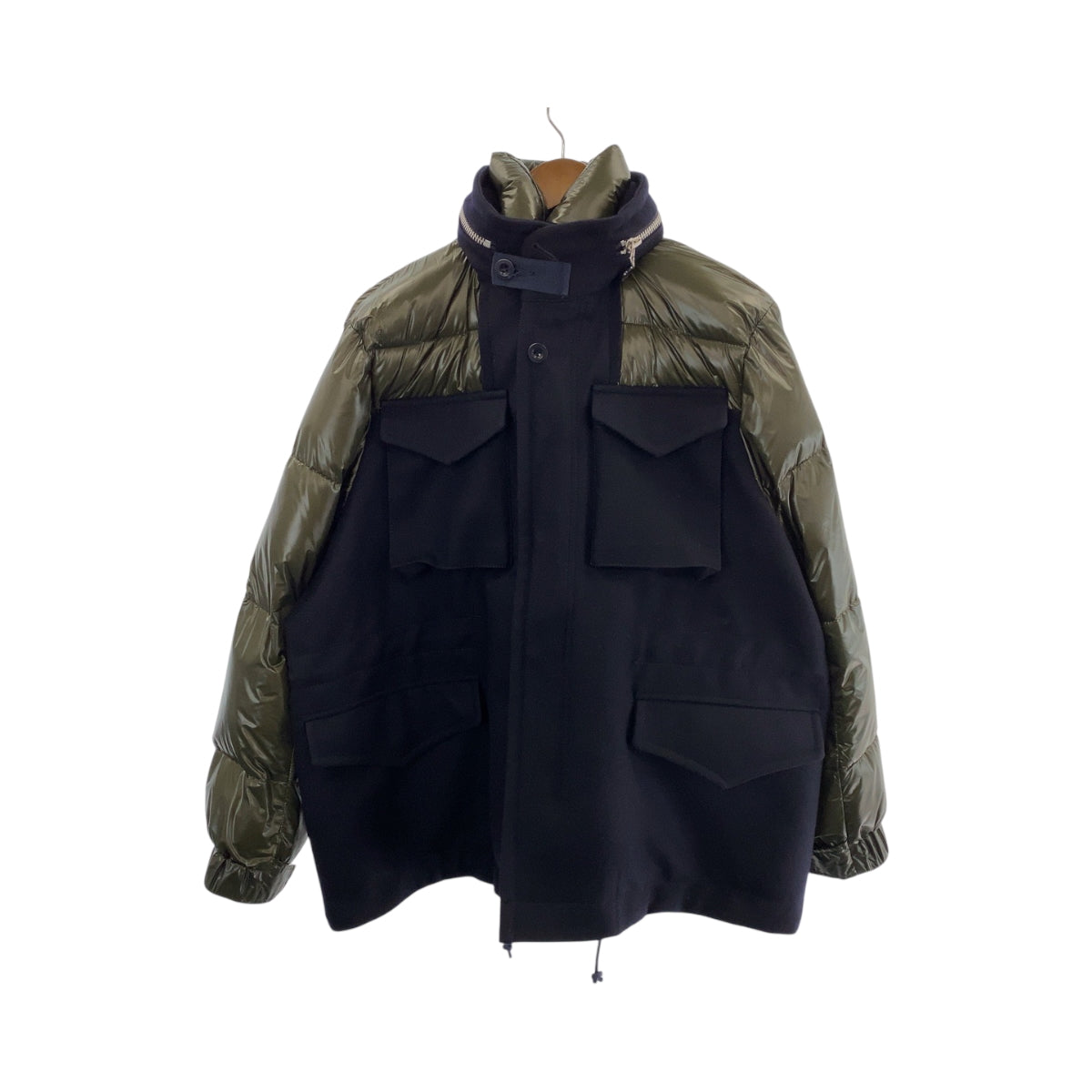 15220
Sacai サカイ 心斎橋パルコ限定 サイズ1 カーキ ネイビー シルバー金具 ナイロン / ウール 20 0253M ダウンジャケット パファージャケット メンズ A55