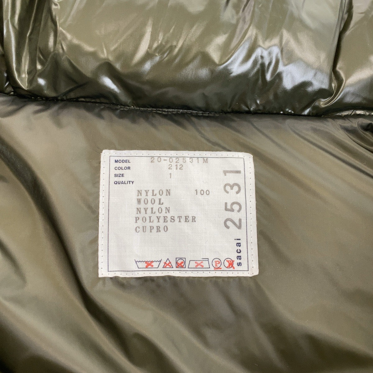 15220
Sacai サカイ 心斎橋パルコ限定 サイズ1 カーキ ネイビー シルバー金具 ナイロン / ウール 20 0253M ダウンジャケット パファージャケット メンズ A55
