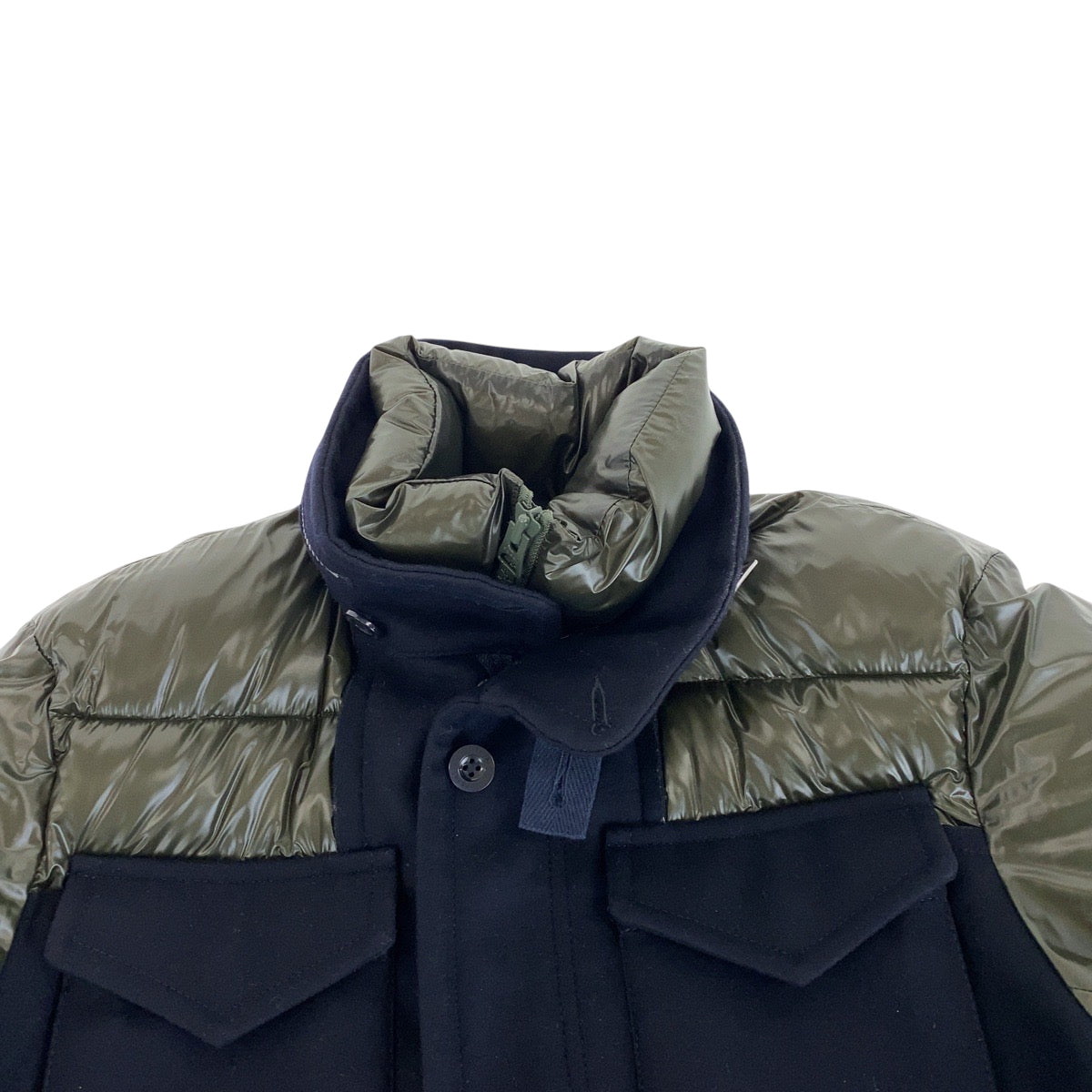 15220
Sacai サカイ 心斎橋パルコ限定 サイズ1 カーキ ネイビー シルバー金具 ナイロン / ウール 20 0253M ダウンジャケット パファージャケット メンズ A55