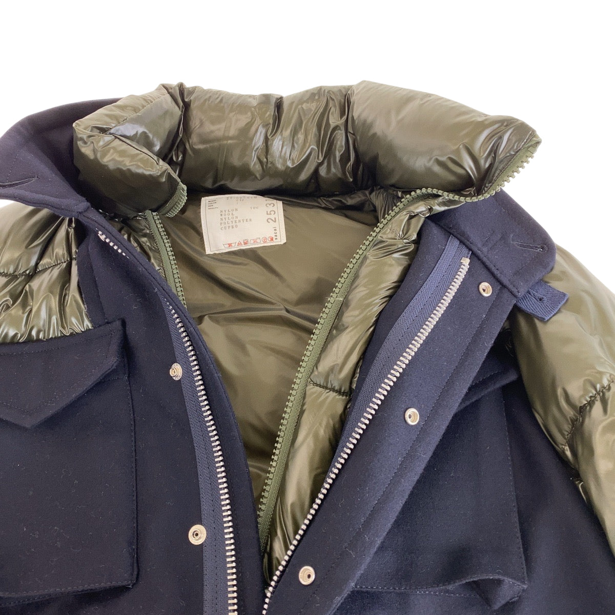 15220
Sacai サカイ 心斎橋パルコ限定 サイズ1 カーキ ネイビー シルバー金具 ナイロン / ウール 20 0253M ダウンジャケット パファージャケット メンズ A55