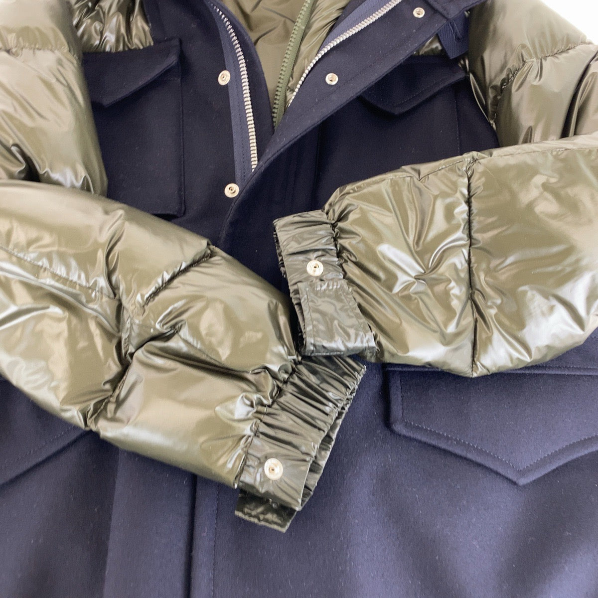 15220
Sacai サカイ 心斎橋パルコ限定 サイズ1 カーキ ネイビー シルバー金具 ナイロン / ウール 20 0253M ダウンジャケット パファージャケット メンズ A55