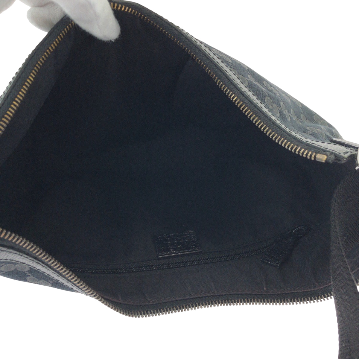 15248
GUCCI グッチ ブラック 黒 シルバー金具 GGキャンバス 131092 ショルダーバッグ ポシェット  レディース