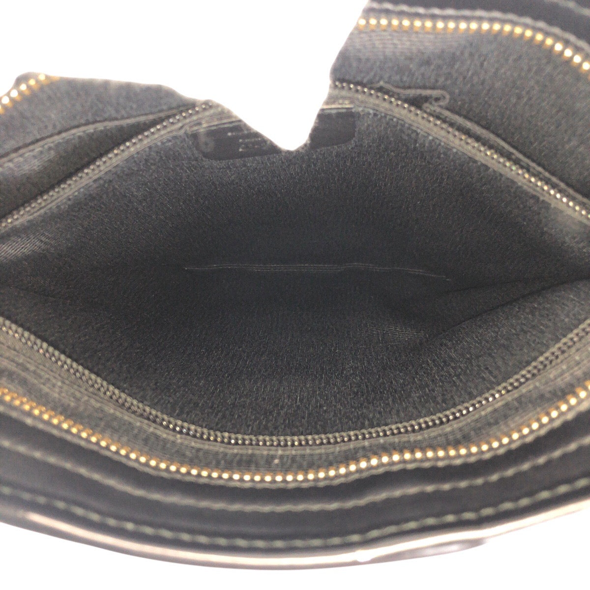 15279
Salvatore Ferragamo サルヴァトーレフェラガモ ヴァラ ブラック 黒 ゴールド金具 ナイロン / パテントレザー ショルダーバッグ ポシェット  レディース