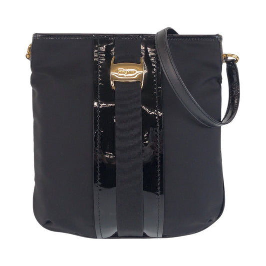 15279
Salvatore Ferragamo サルヴァトーレフェラガモ ヴァラ ブラック 黒 ゴールド金具 ナイロン / パテントレザー ショルダーバッグ ポシェット  レディース