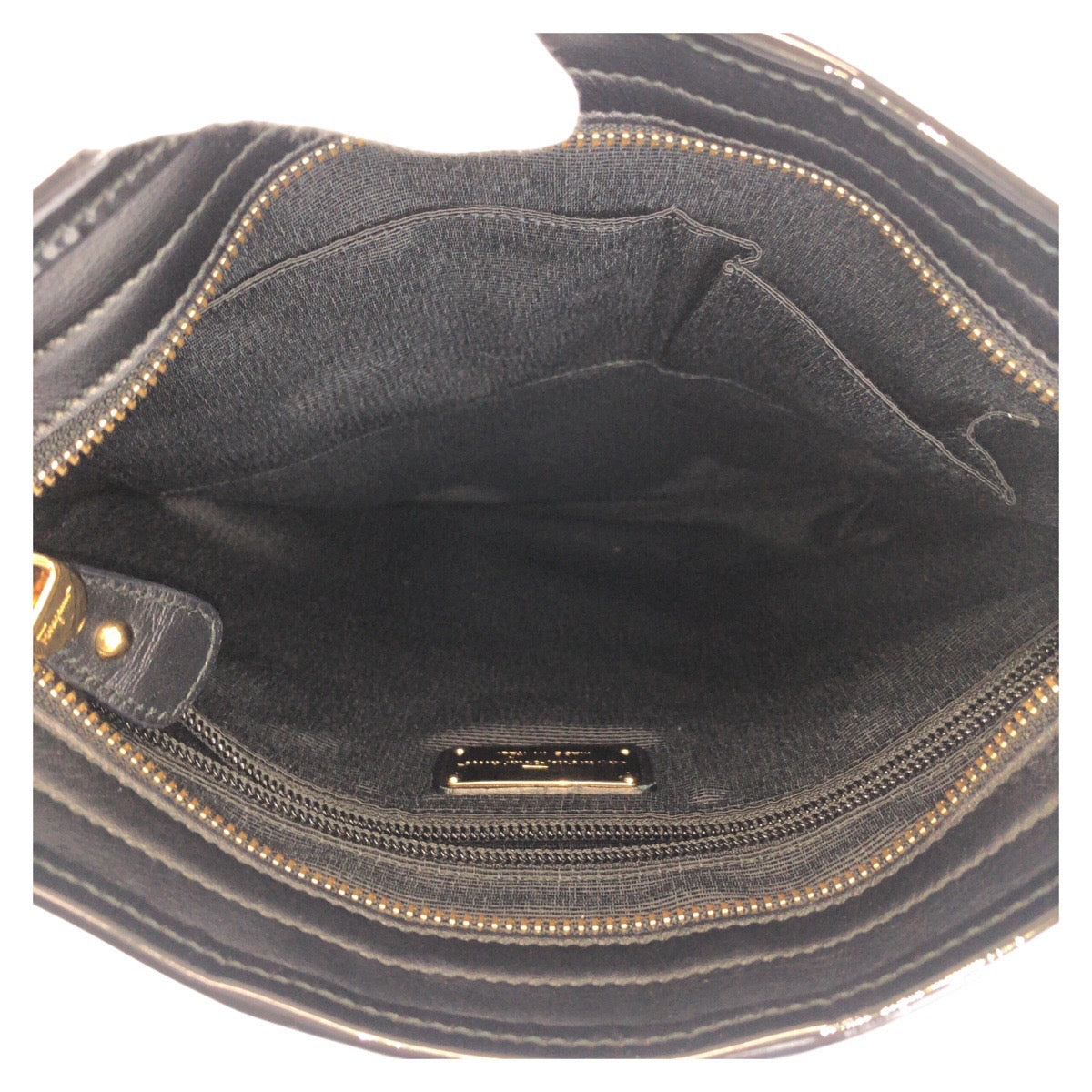 15279
Salvatore Ferragamo サルヴァトーレフェラガモ ヴァラ ブラック 黒 ゴールド金具 ナイロン / パテントレザー ショルダーバッグ ポシェット  レディース